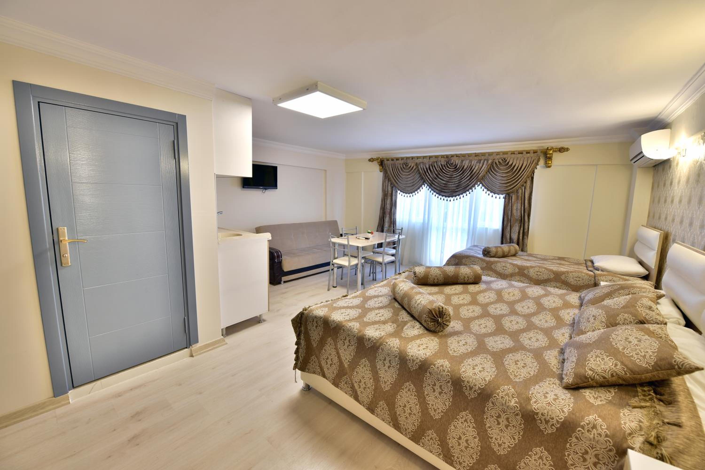 Deluxe Triple Room with Sea View photo 2