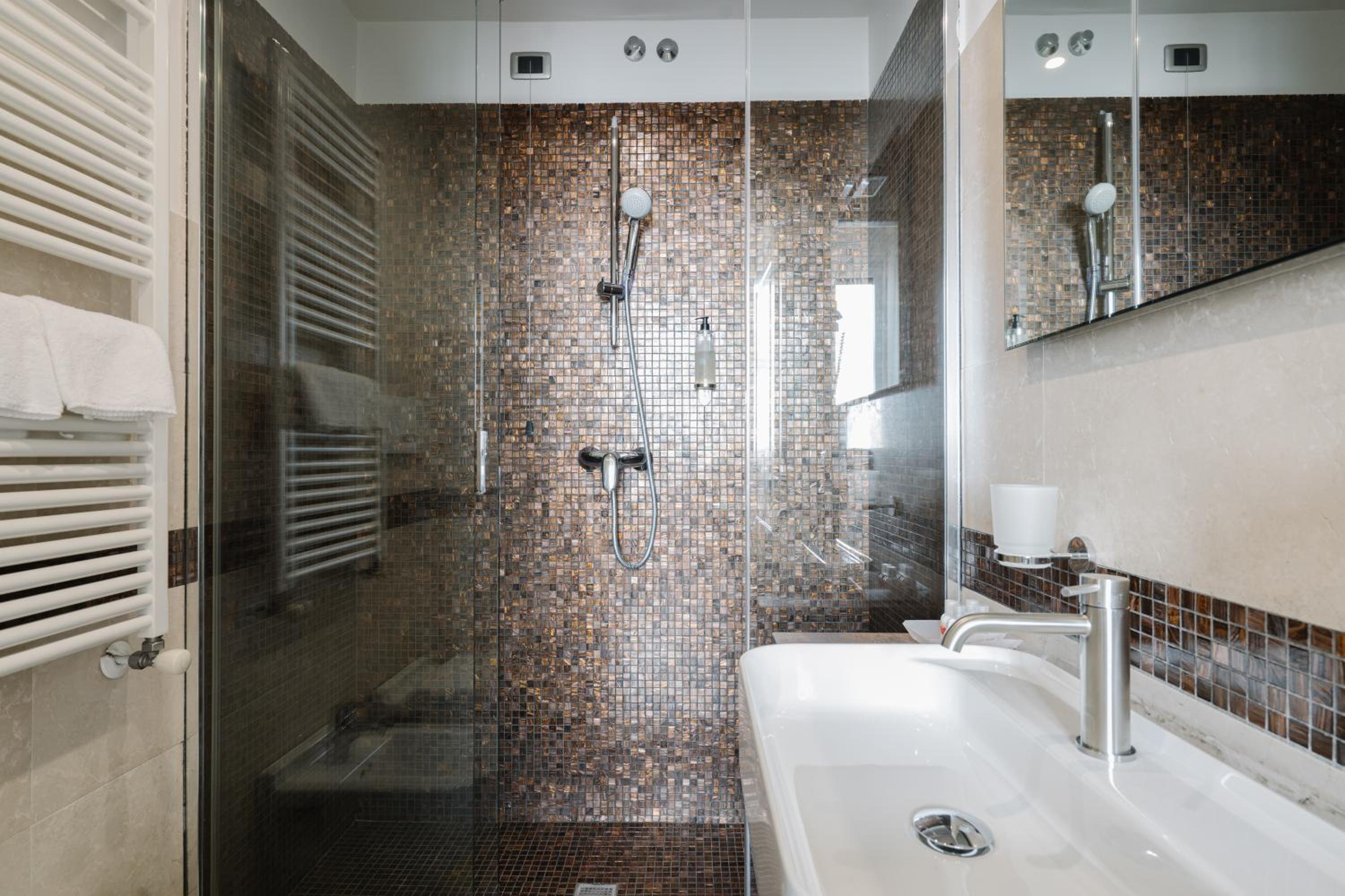 Suite with Terrace - Photo 11