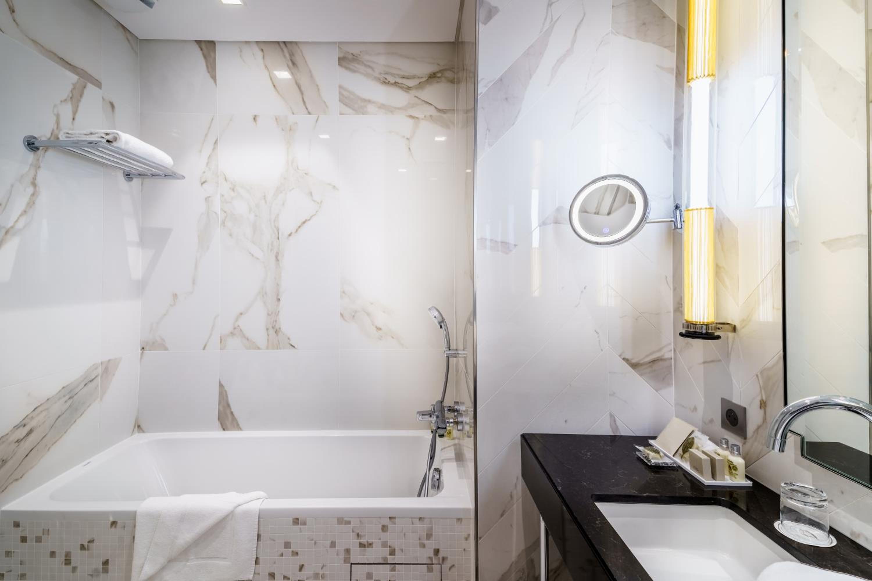 One Bedroom Premier Suite thumbnail 6