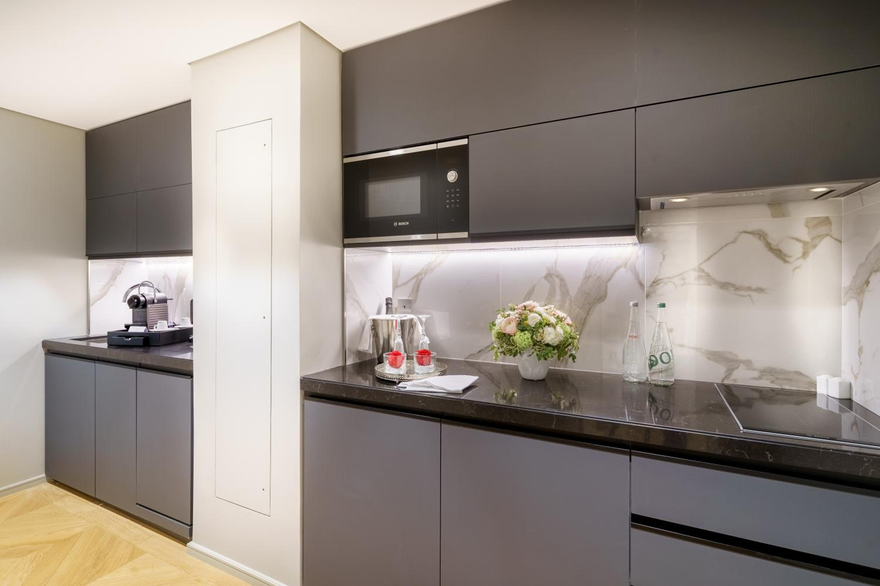 One Bedroom Premier Suite thumbnail 6