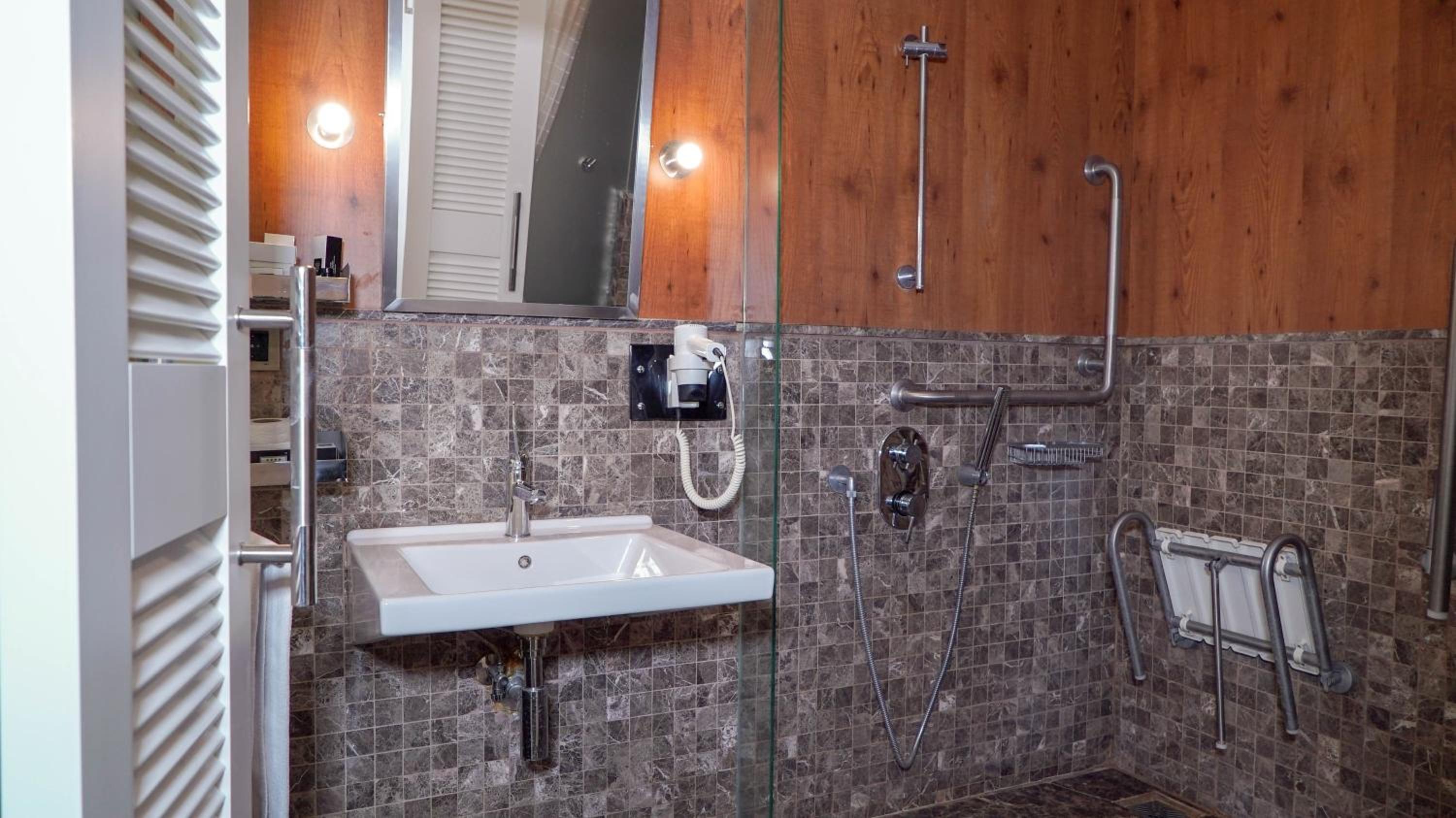 Double or Twin Room - Disability Access photo 2