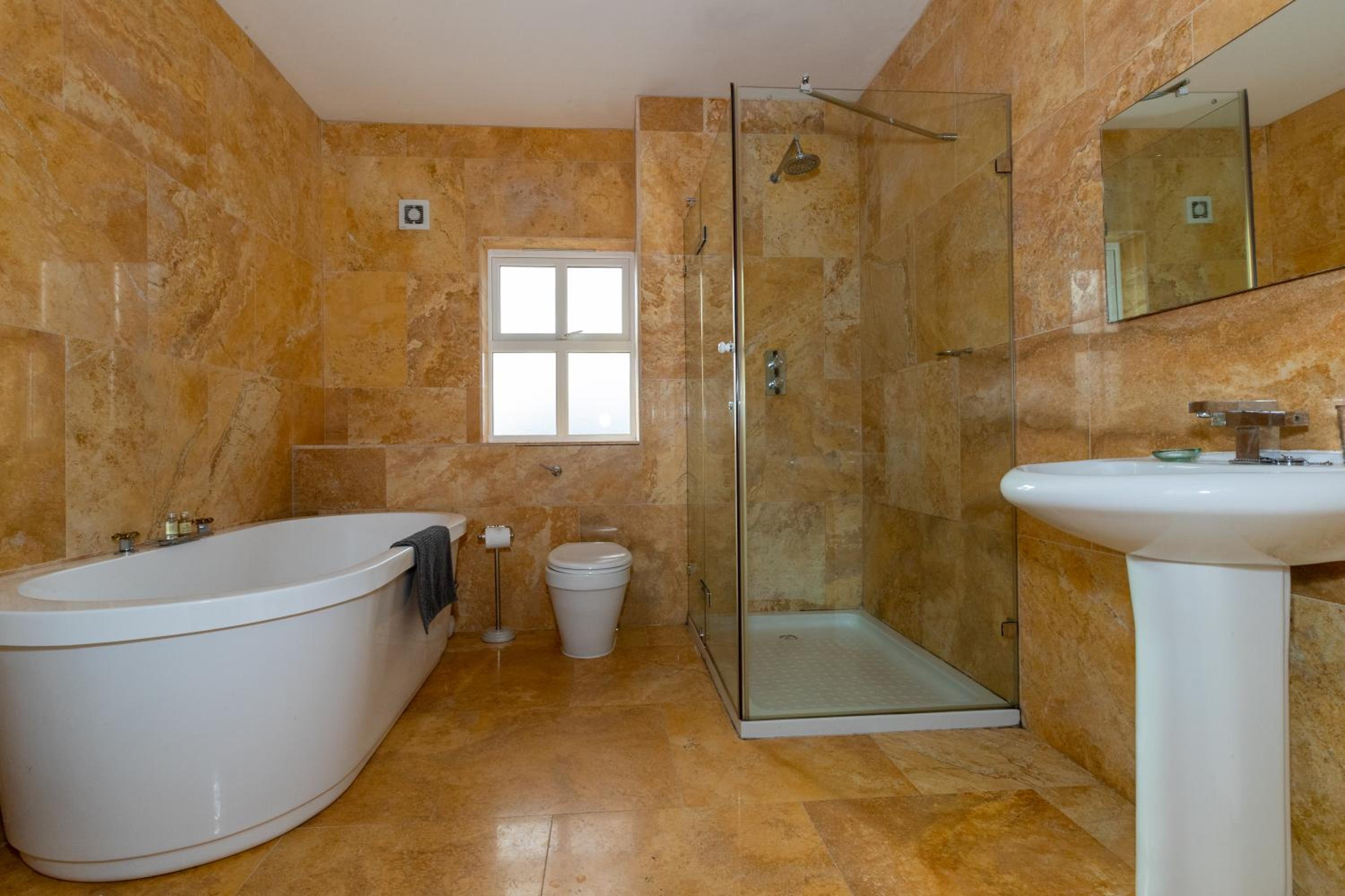 Deluxe King Room - Photo 4