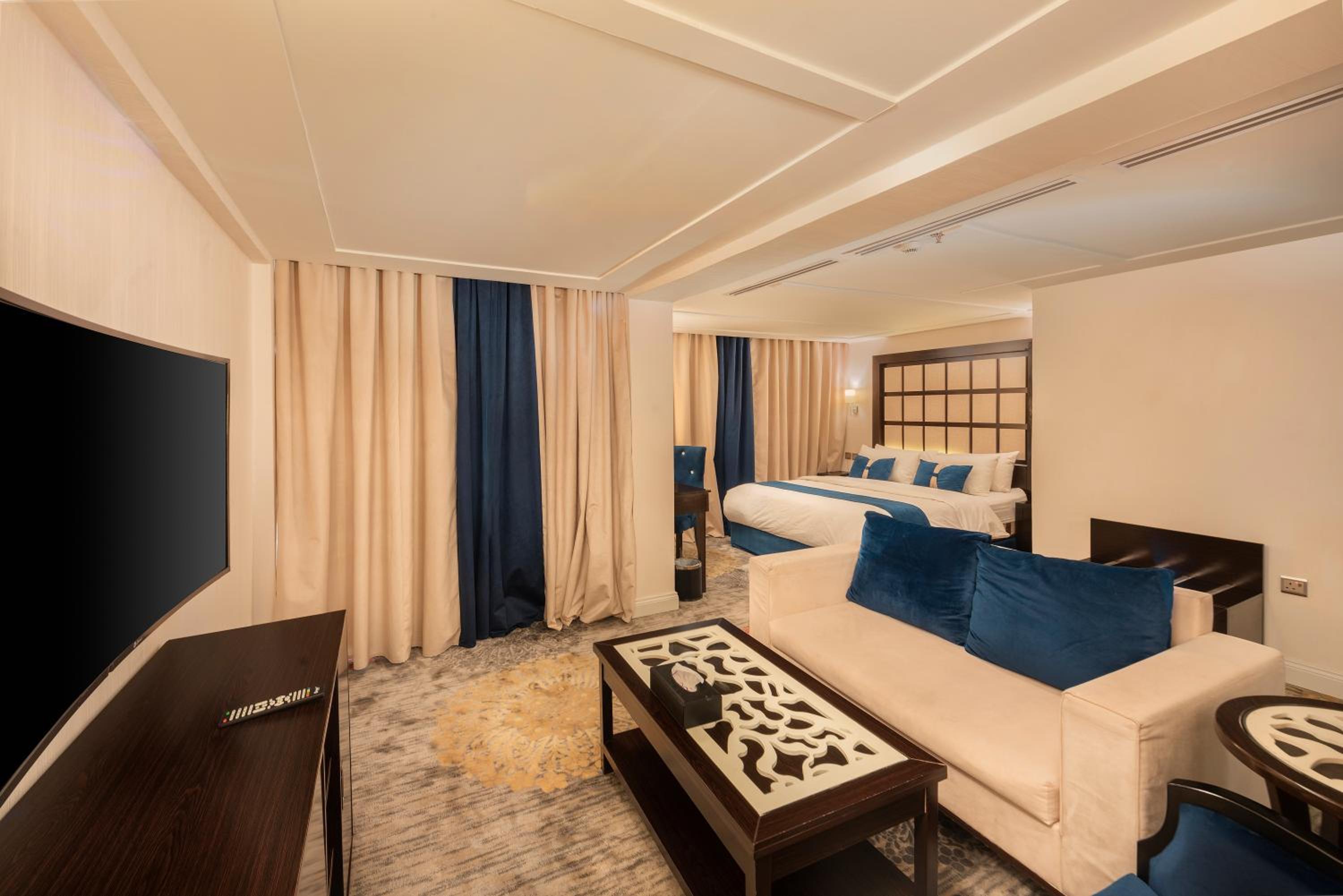 Deluxe Junior Suite photo 3