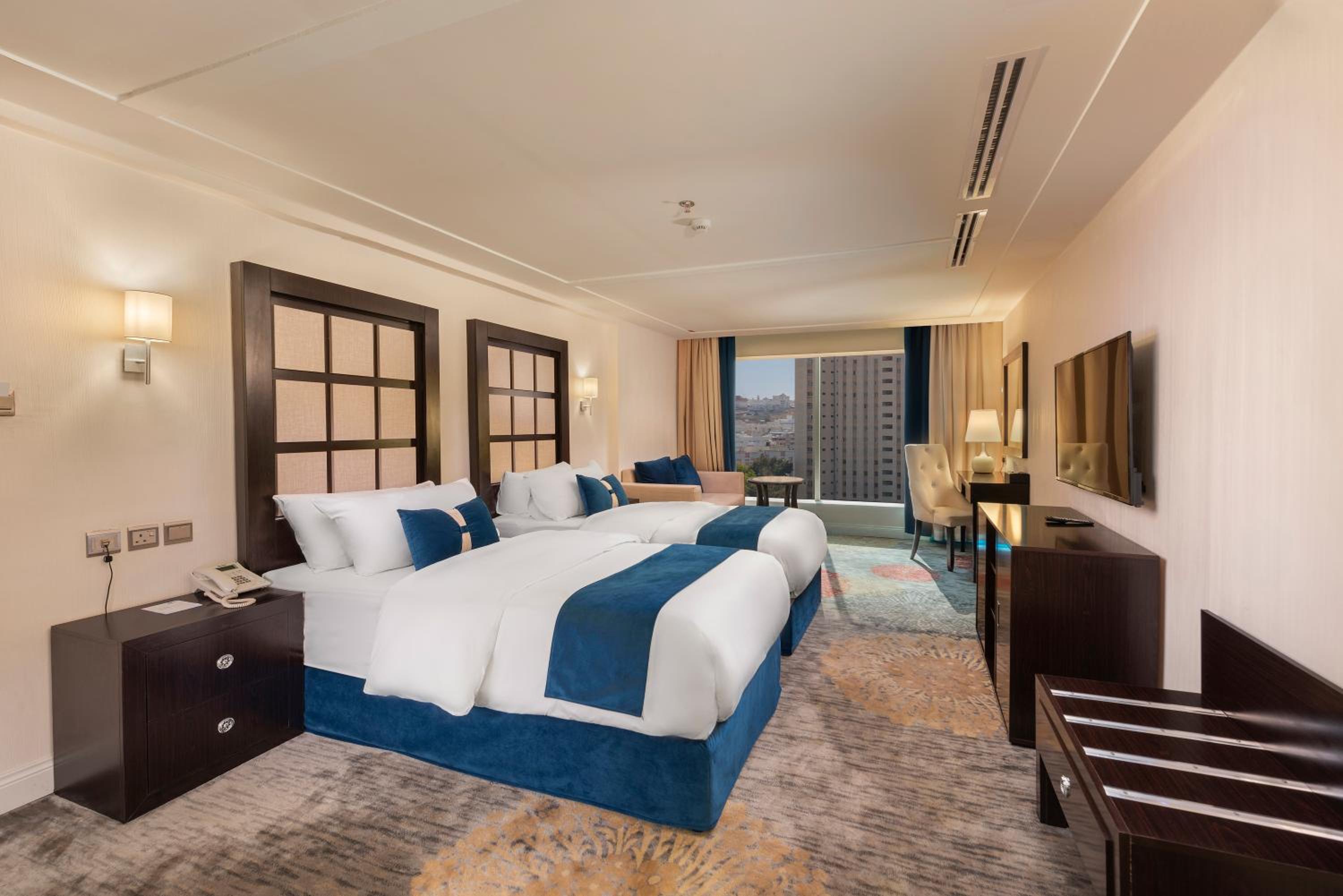 Standard Twin Room with Mountain View