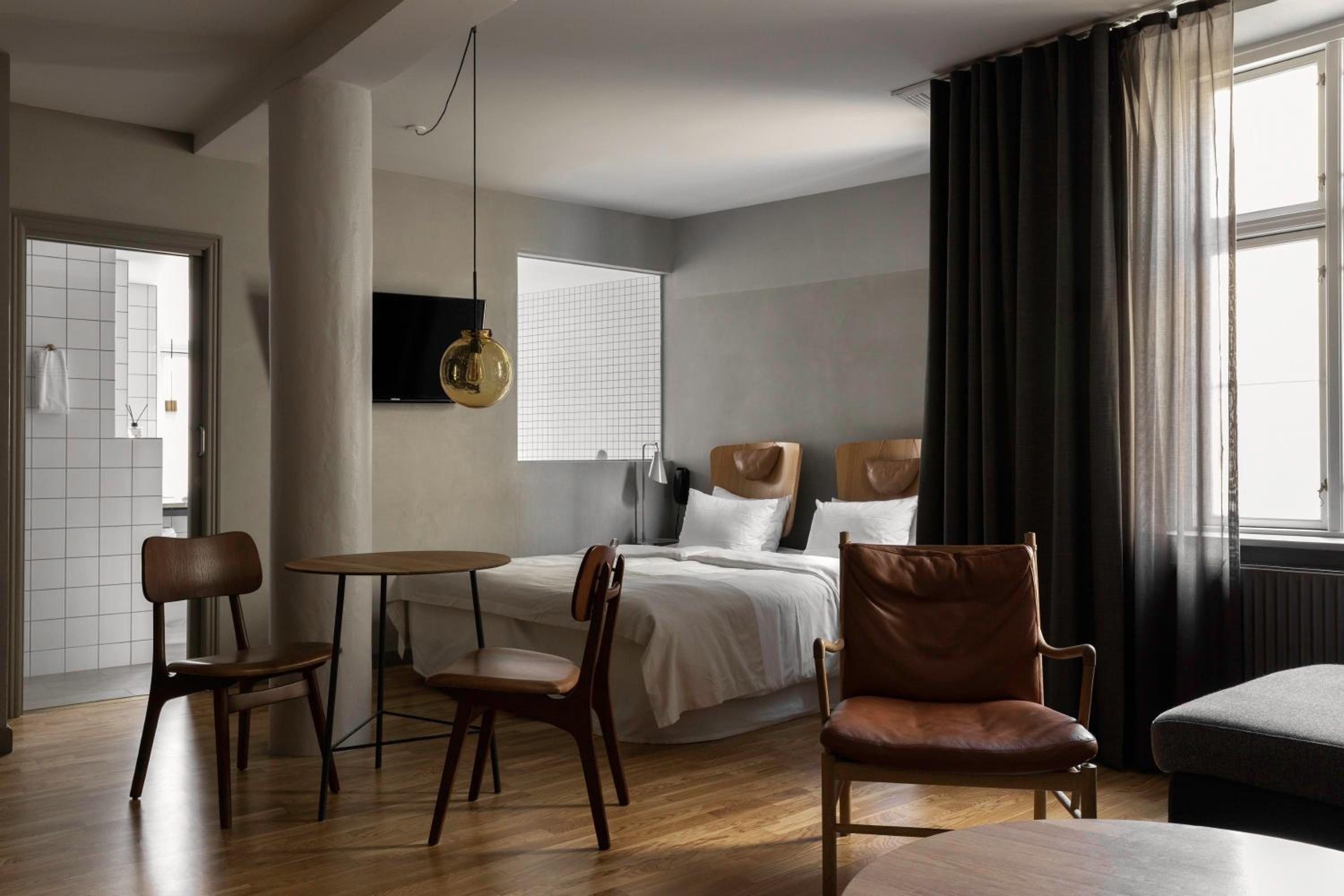 Suite - Photo 1