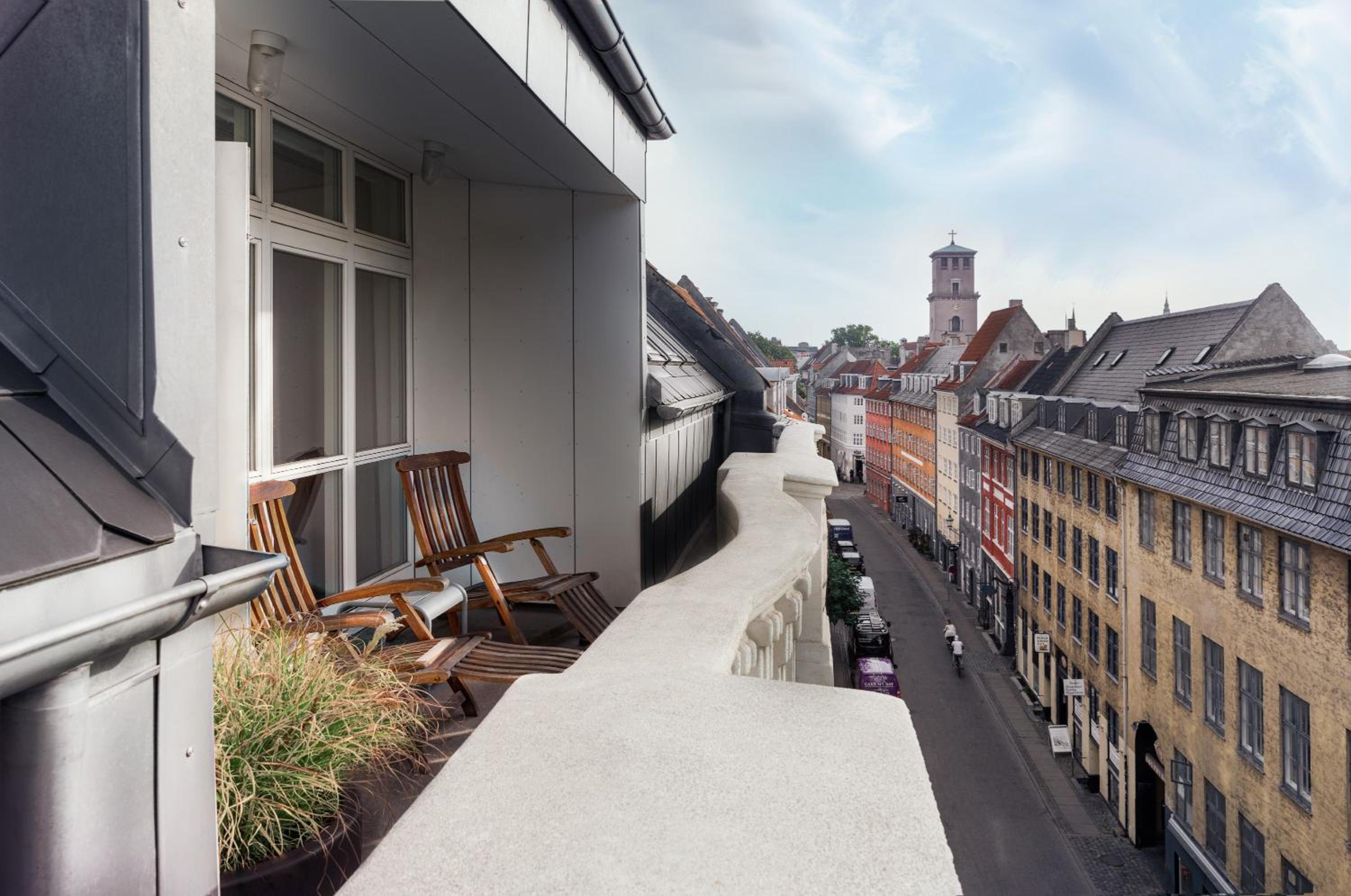 Penthouse Suite with Balcony - Photo 3