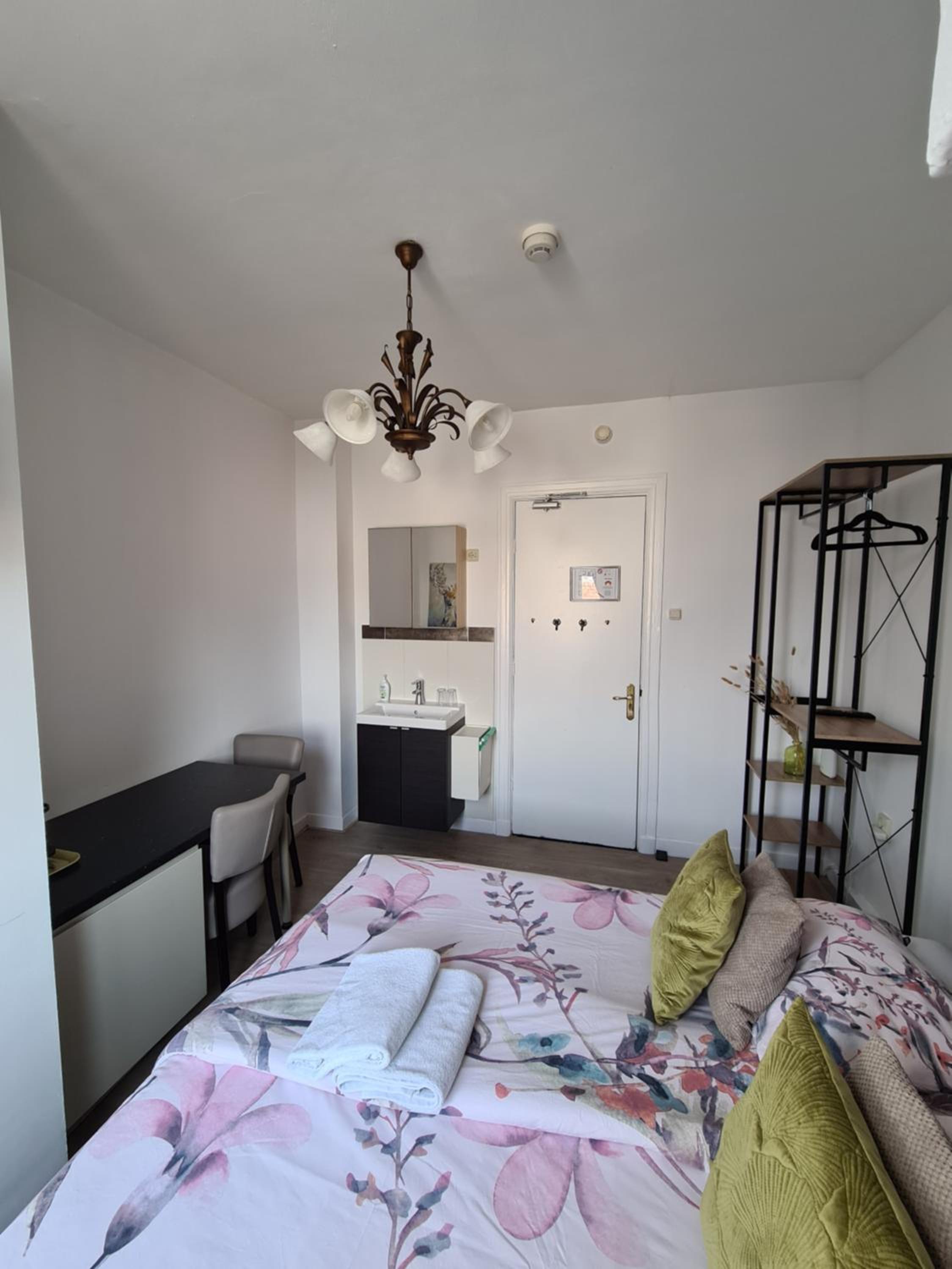 Budget Double Room - Photo 3