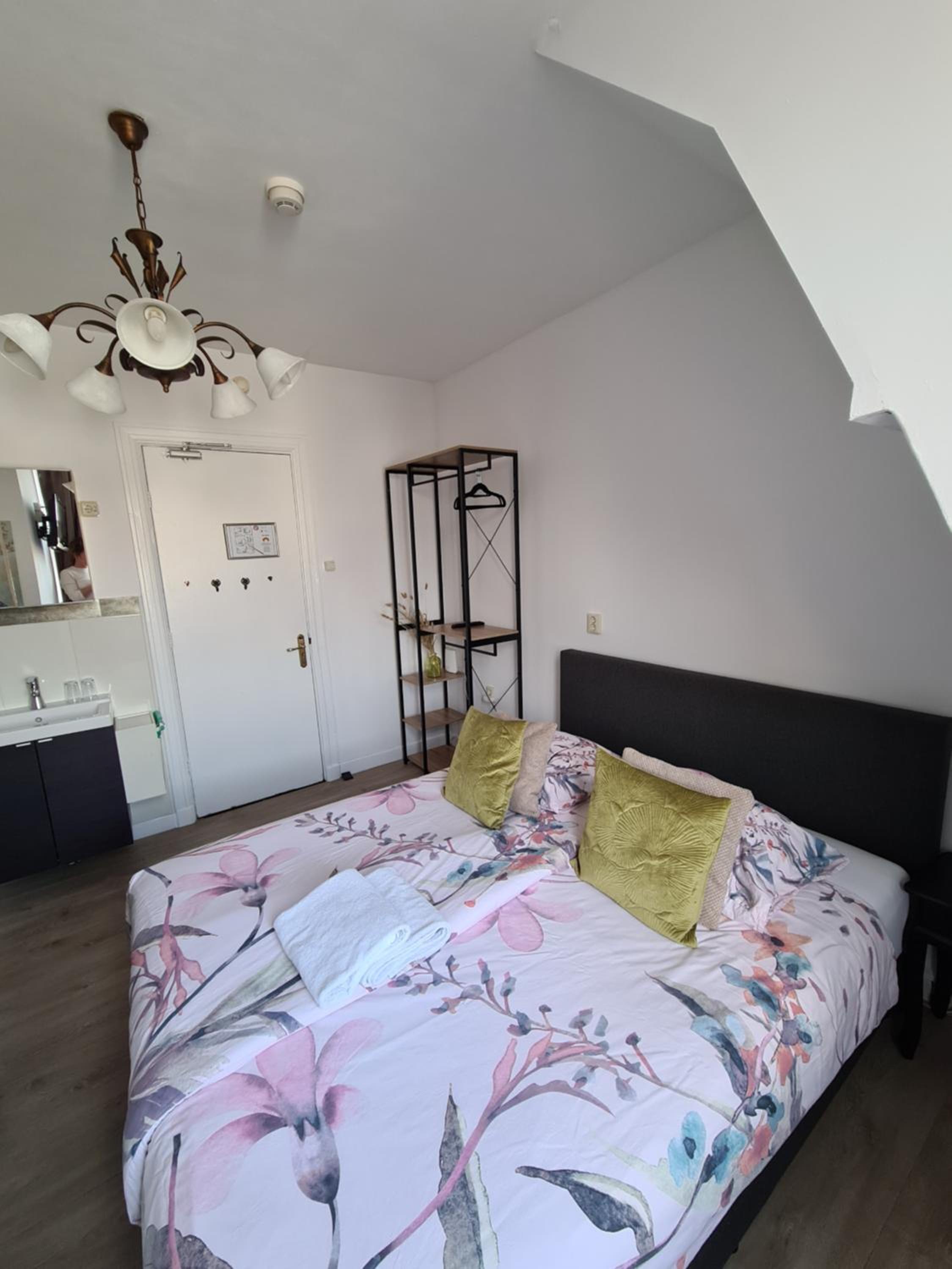 Budget Double Room - Photo 5