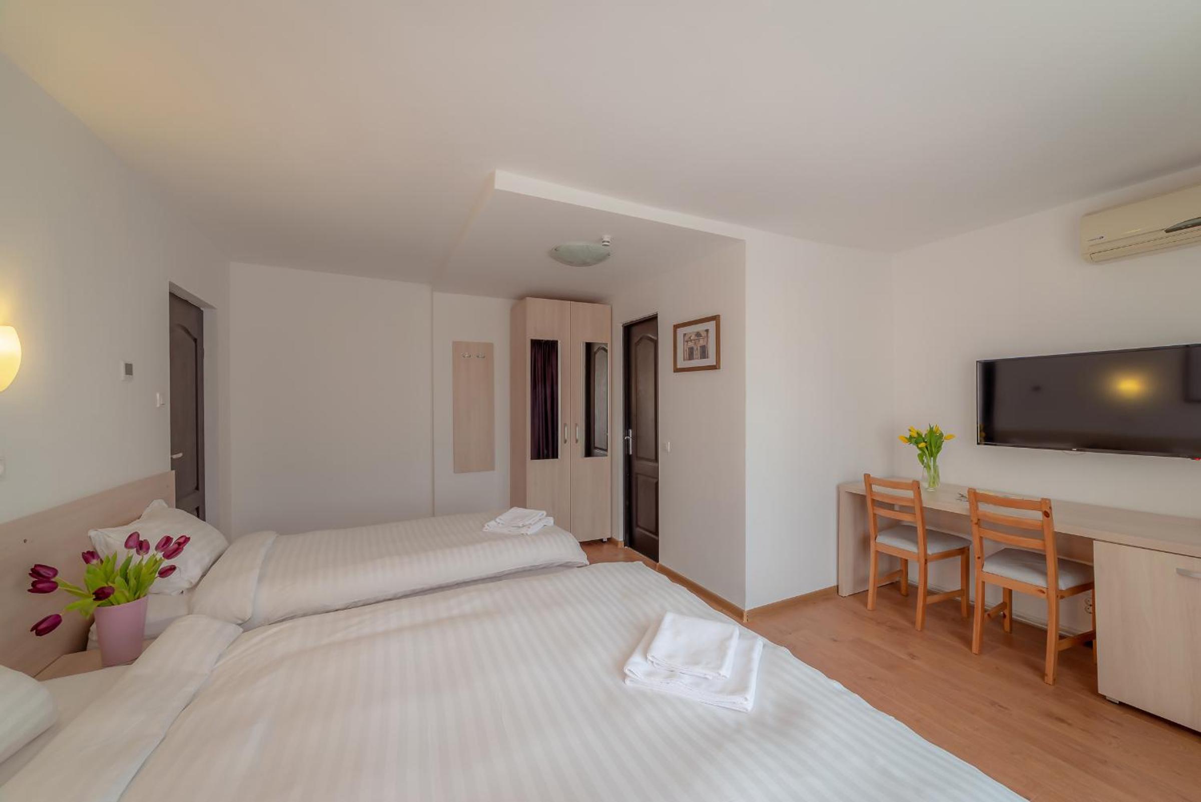 Double Room with Balcony (3 Adults) photo 3