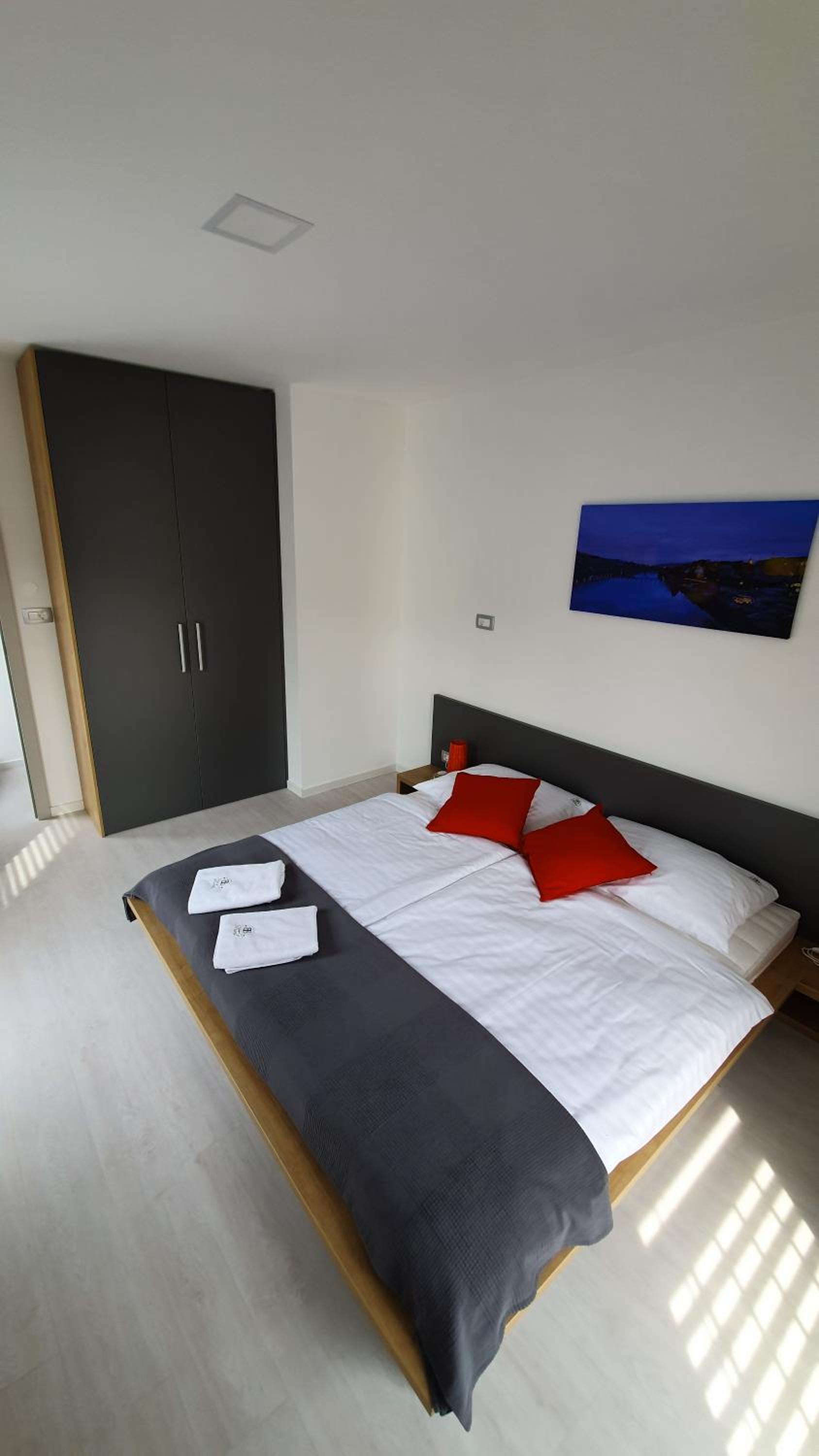One-Bedroom Apartment with Balcony  photo 2