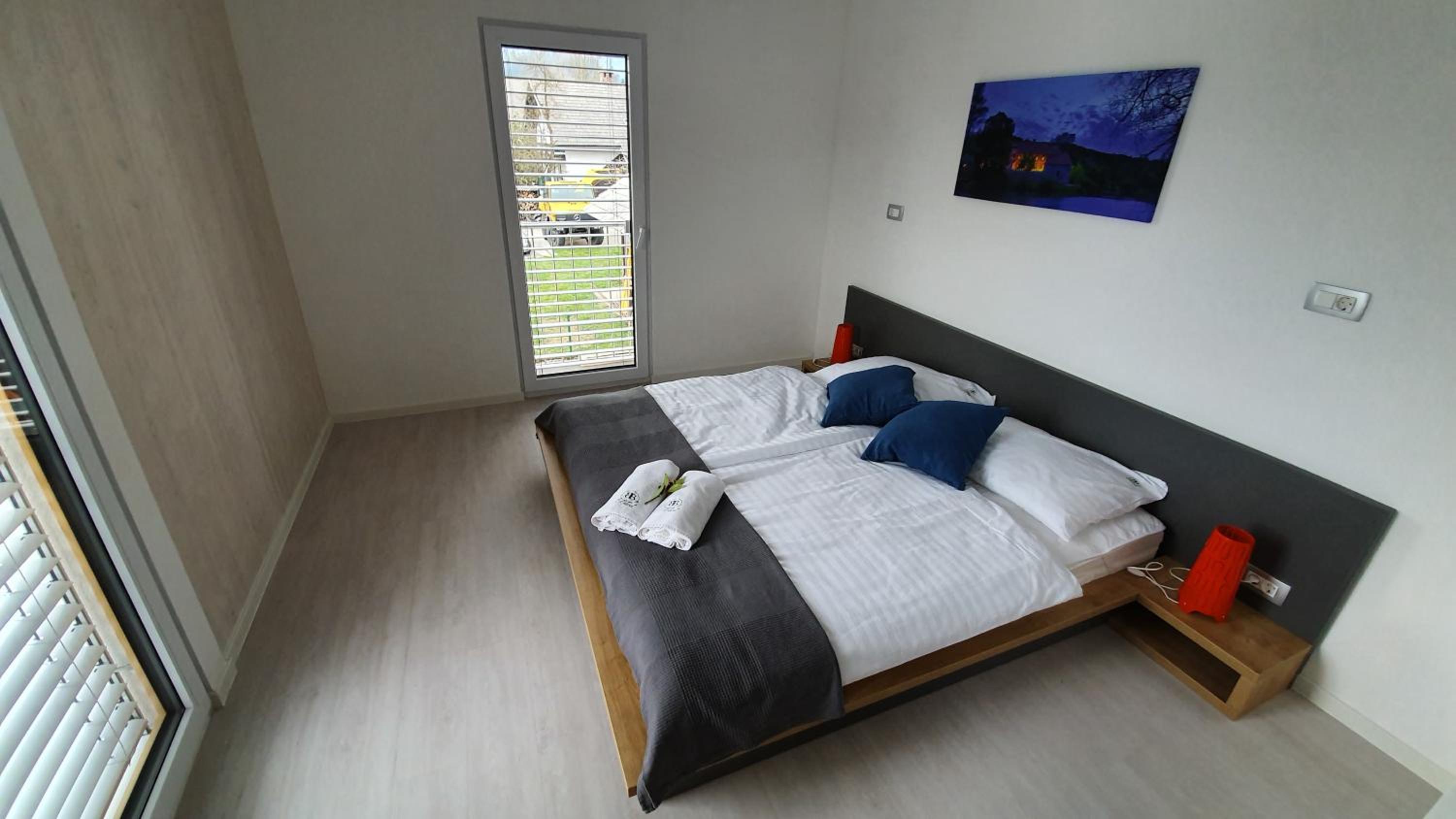 One-Bedroom Apartment with Balcony  photo 2