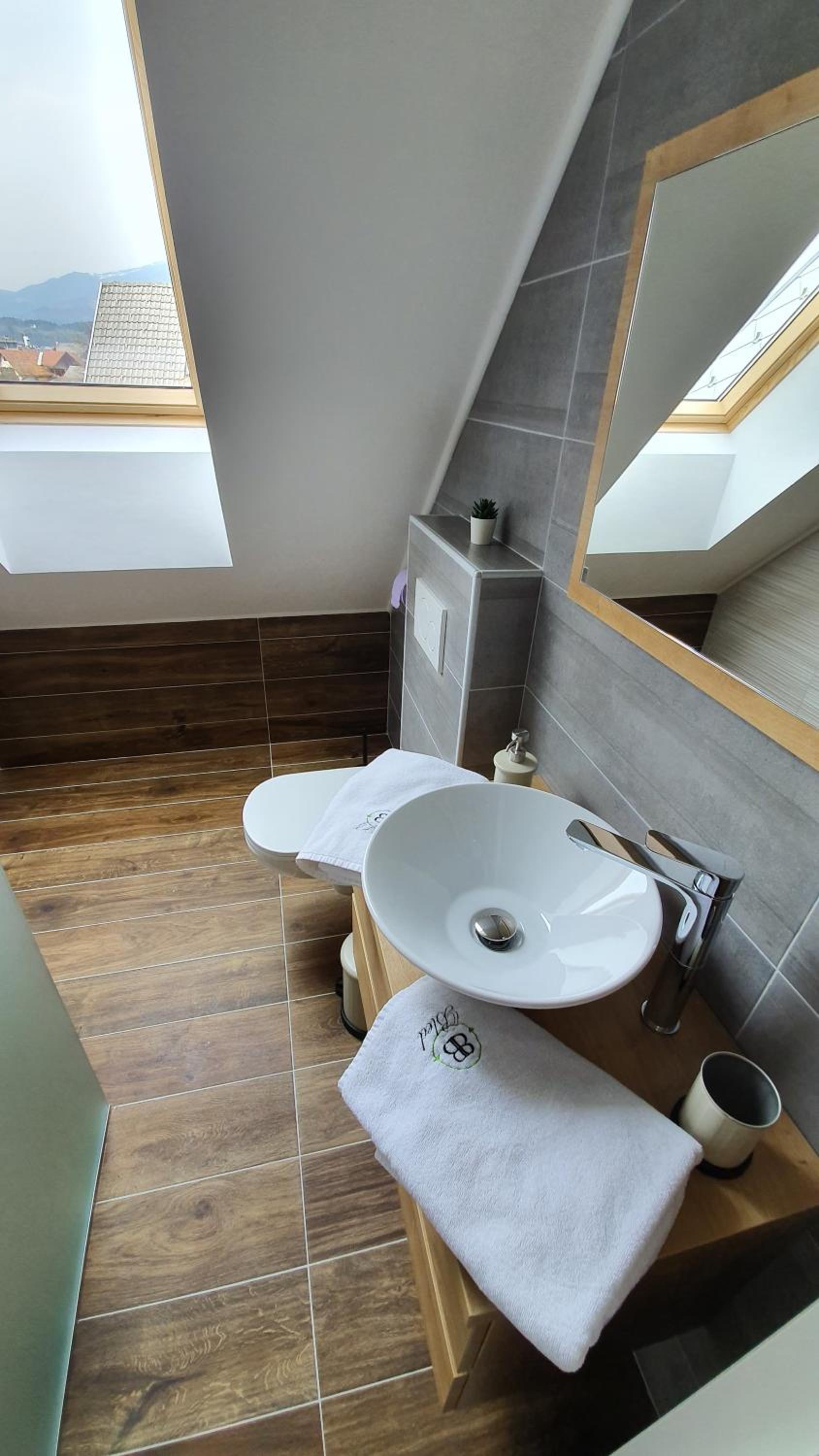 One-Bedroom Apartment with Balcony - Loft photo 2
