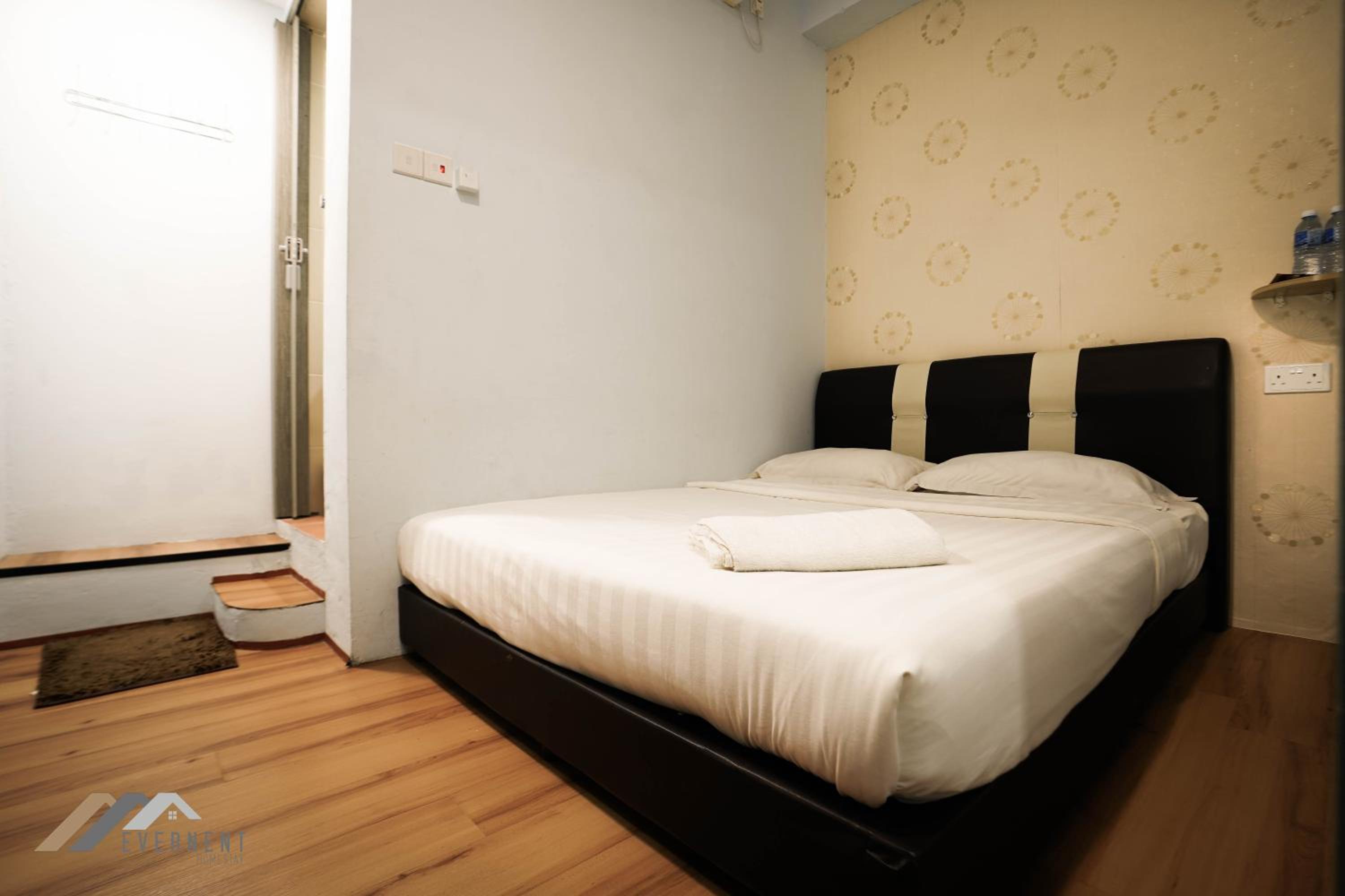 Queen Room photo 1