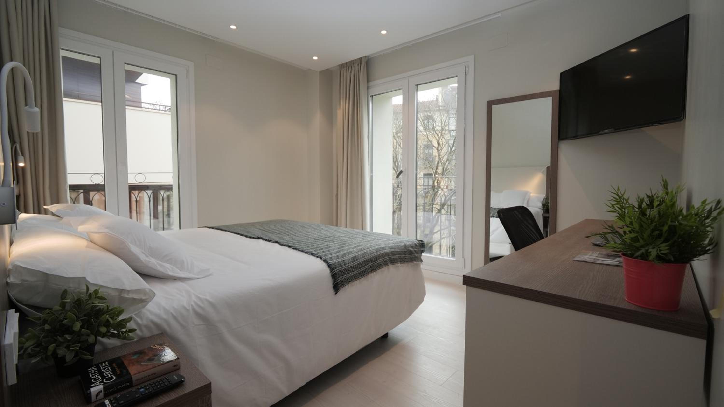 Interior Double or Twin Room - Photo 1