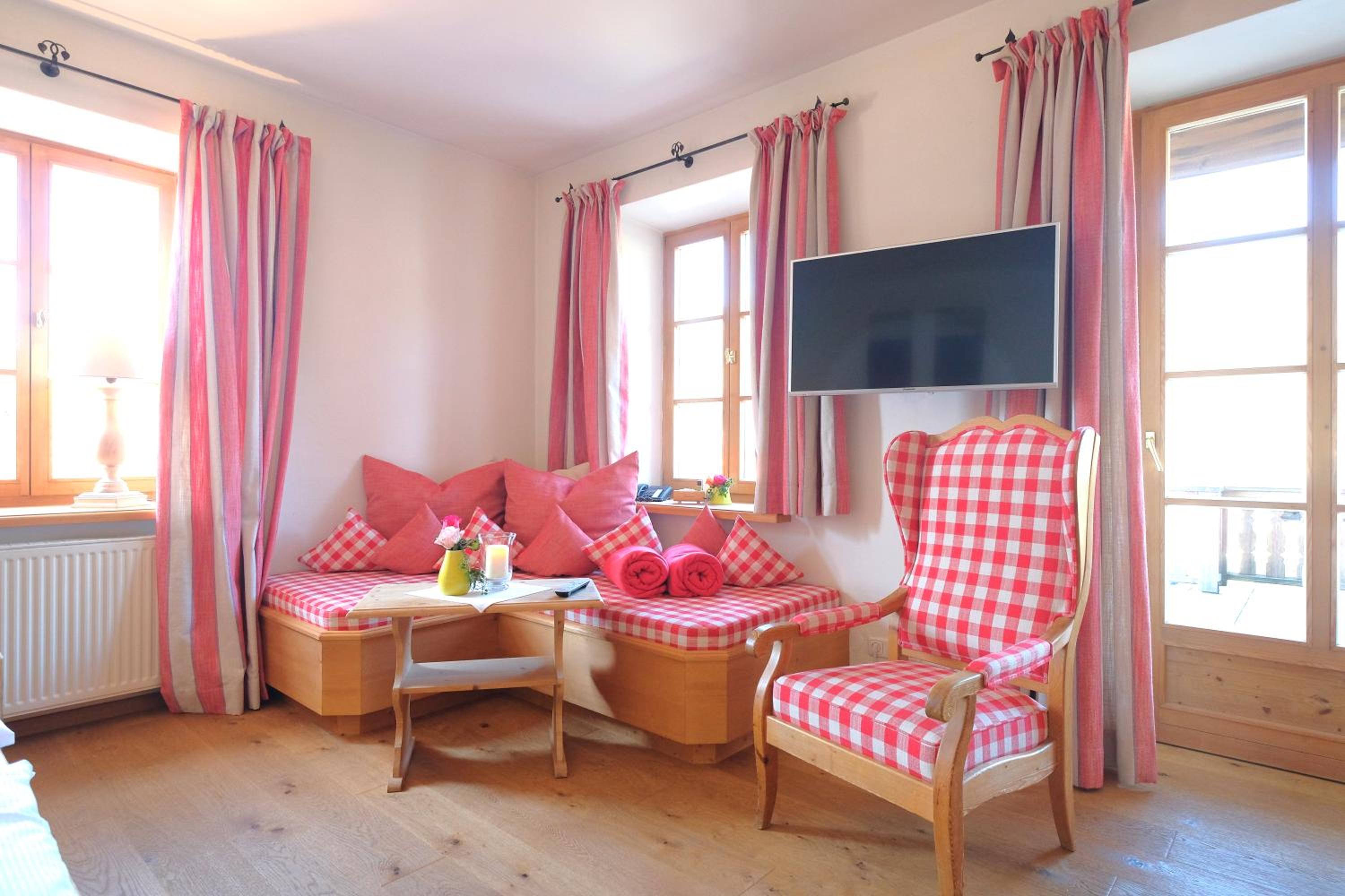Deluxe Double Room (2 Adults + 1 Child) photo 1