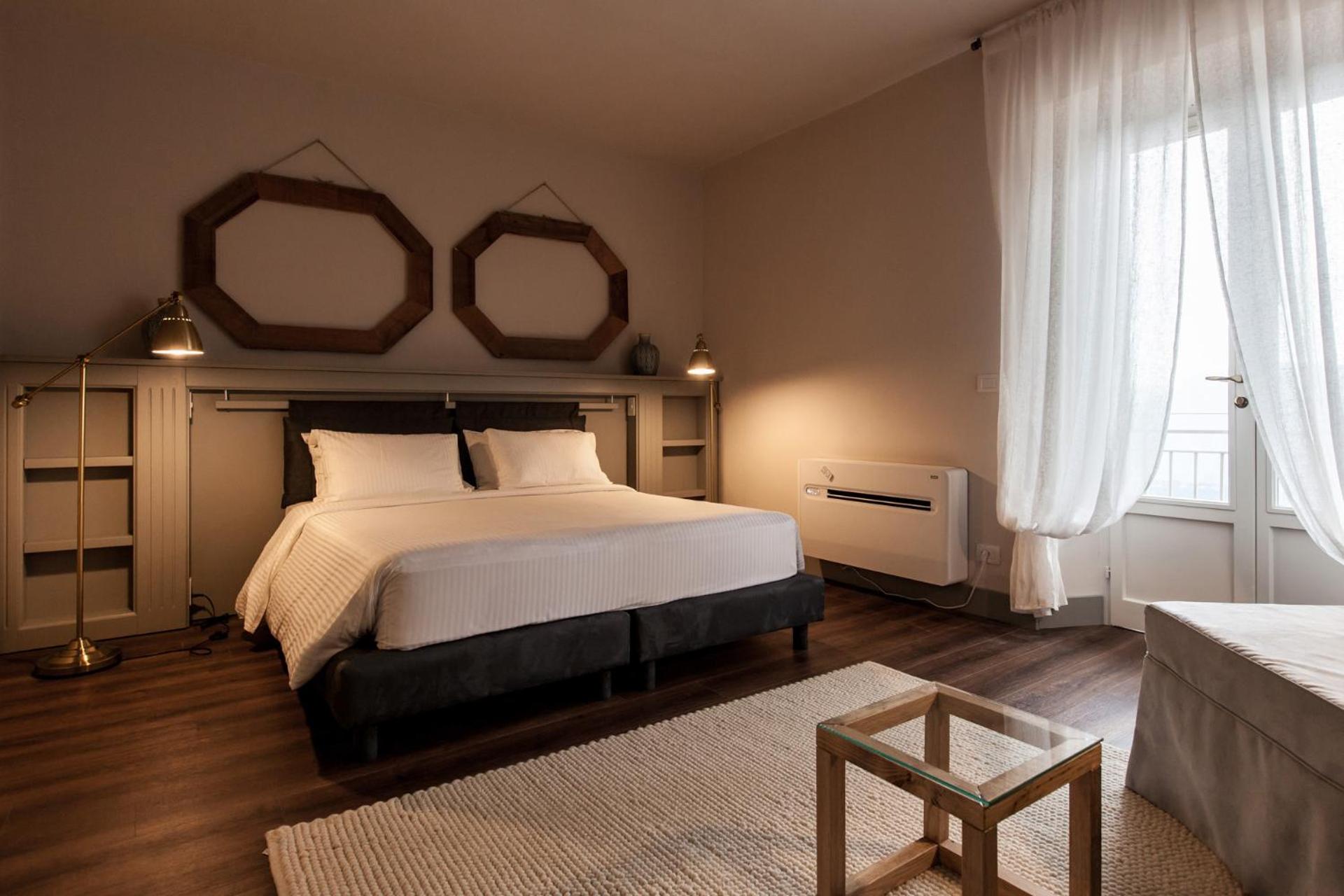 Deluxe Double Room with Balcony - Photo 10