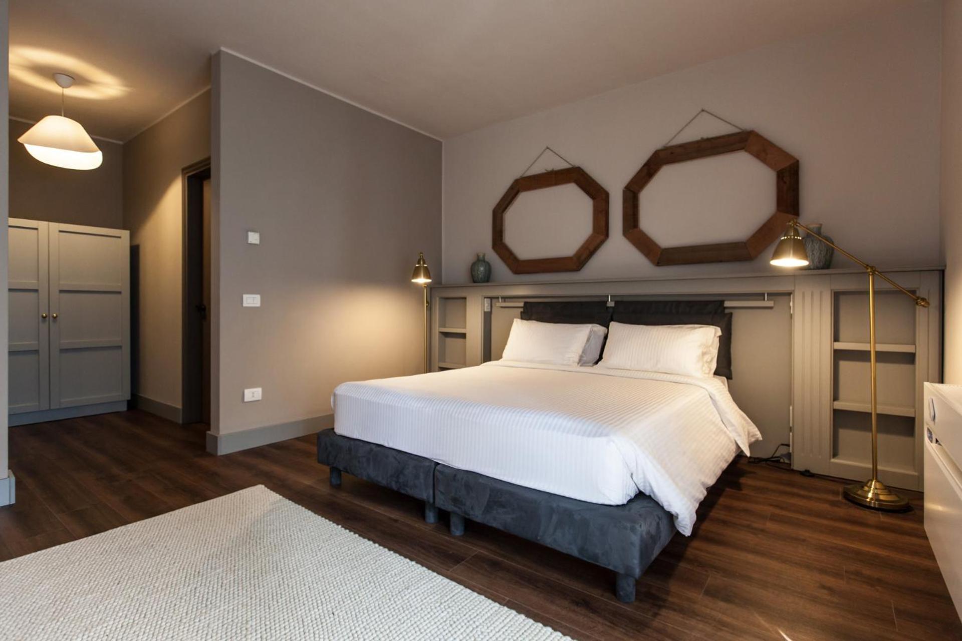 Deluxe Double Room with Balcony - Photo 4
