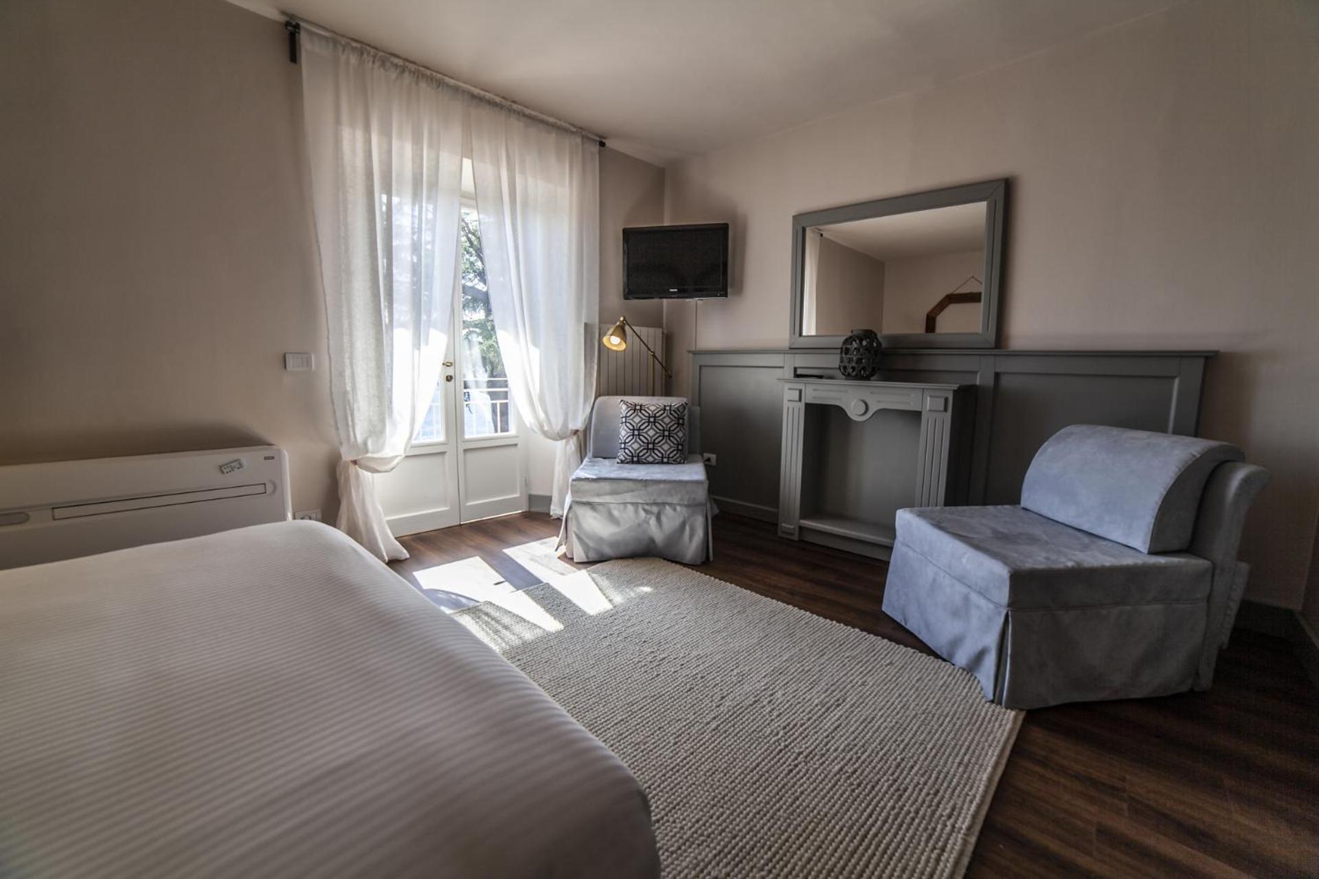 Deluxe Double Room with Balcony - Photo 7