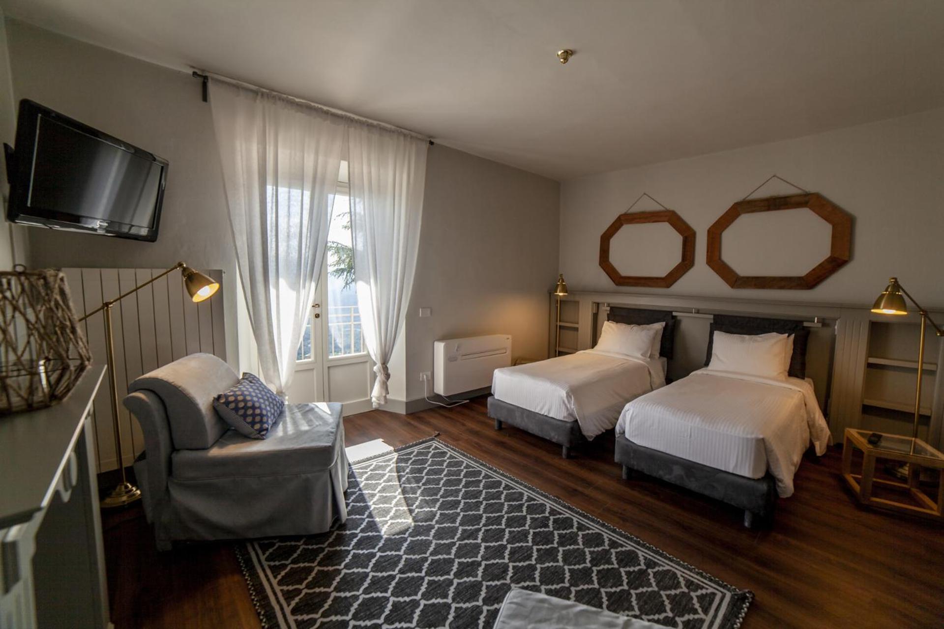 Deluxe Double Room with Balcony - Photo 9