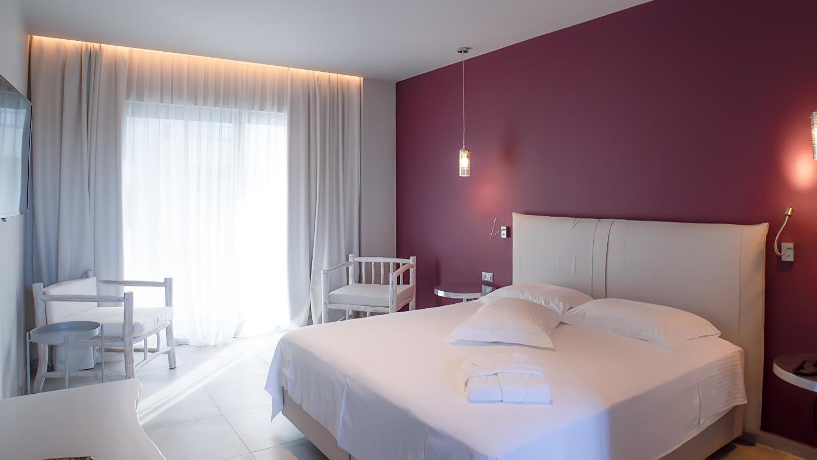 Junior Suite with Private Pool - Photo 3