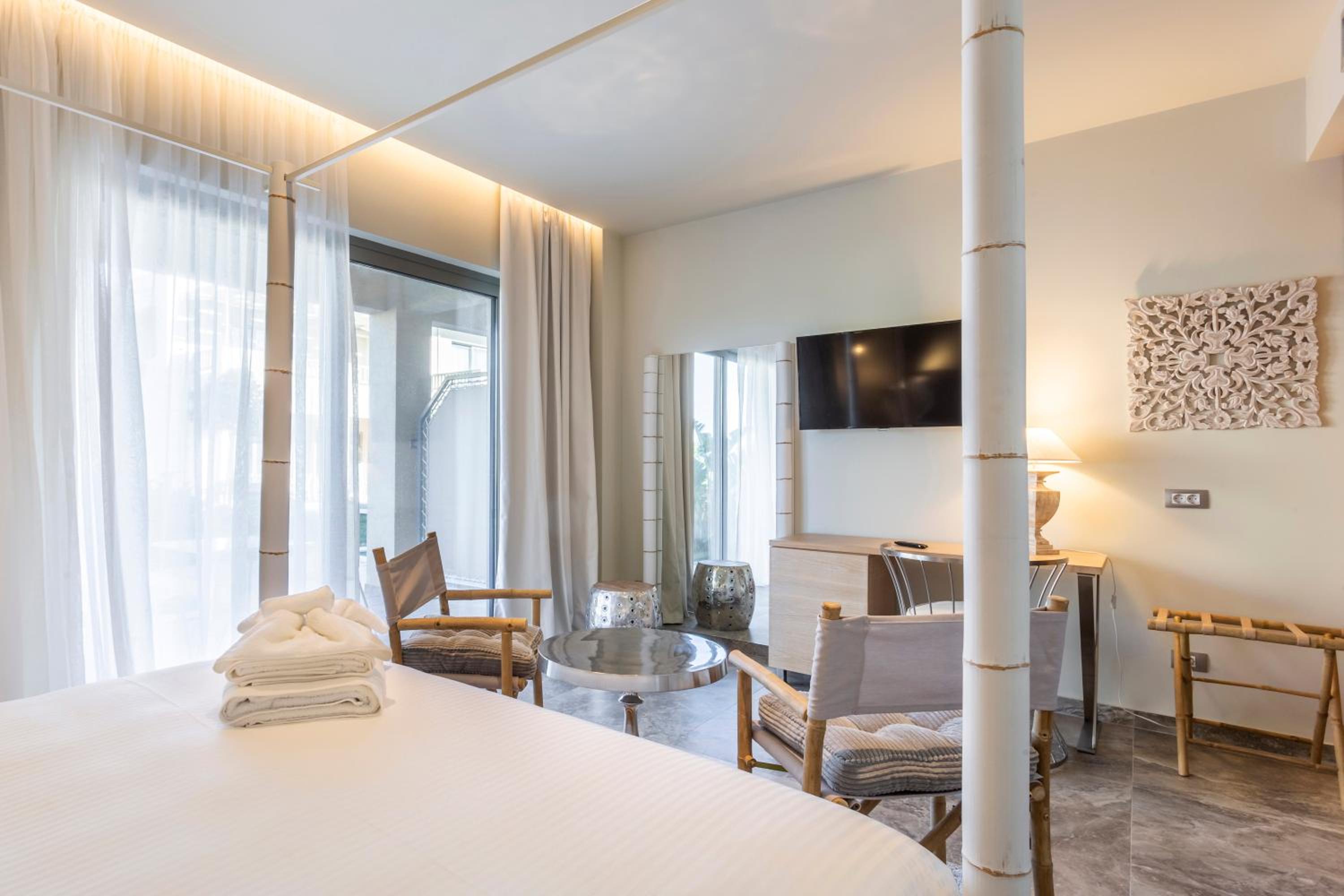 Junior Suite with Private Pool - Photo 6