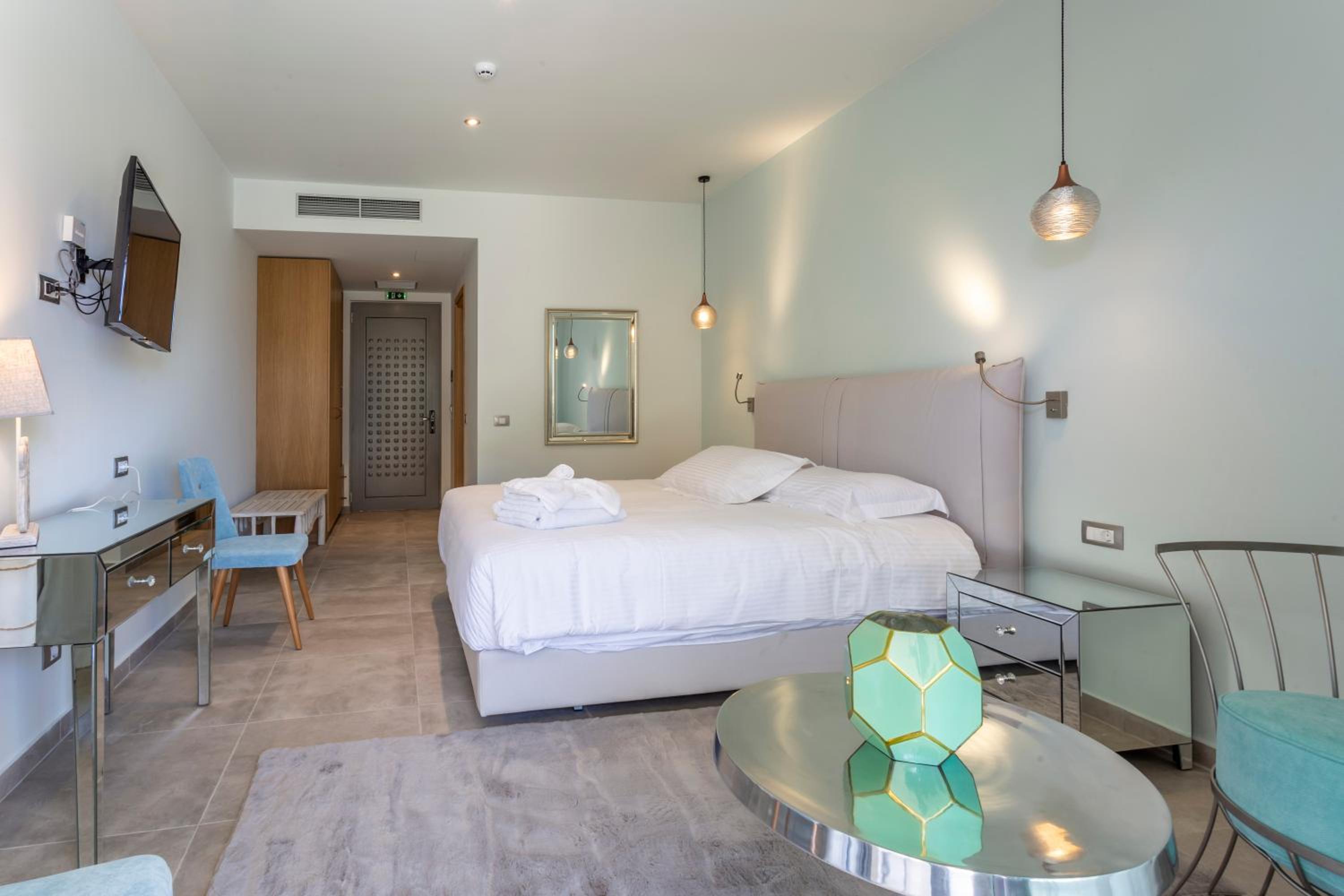 Junior Suite with Private Pool - Photo 7
