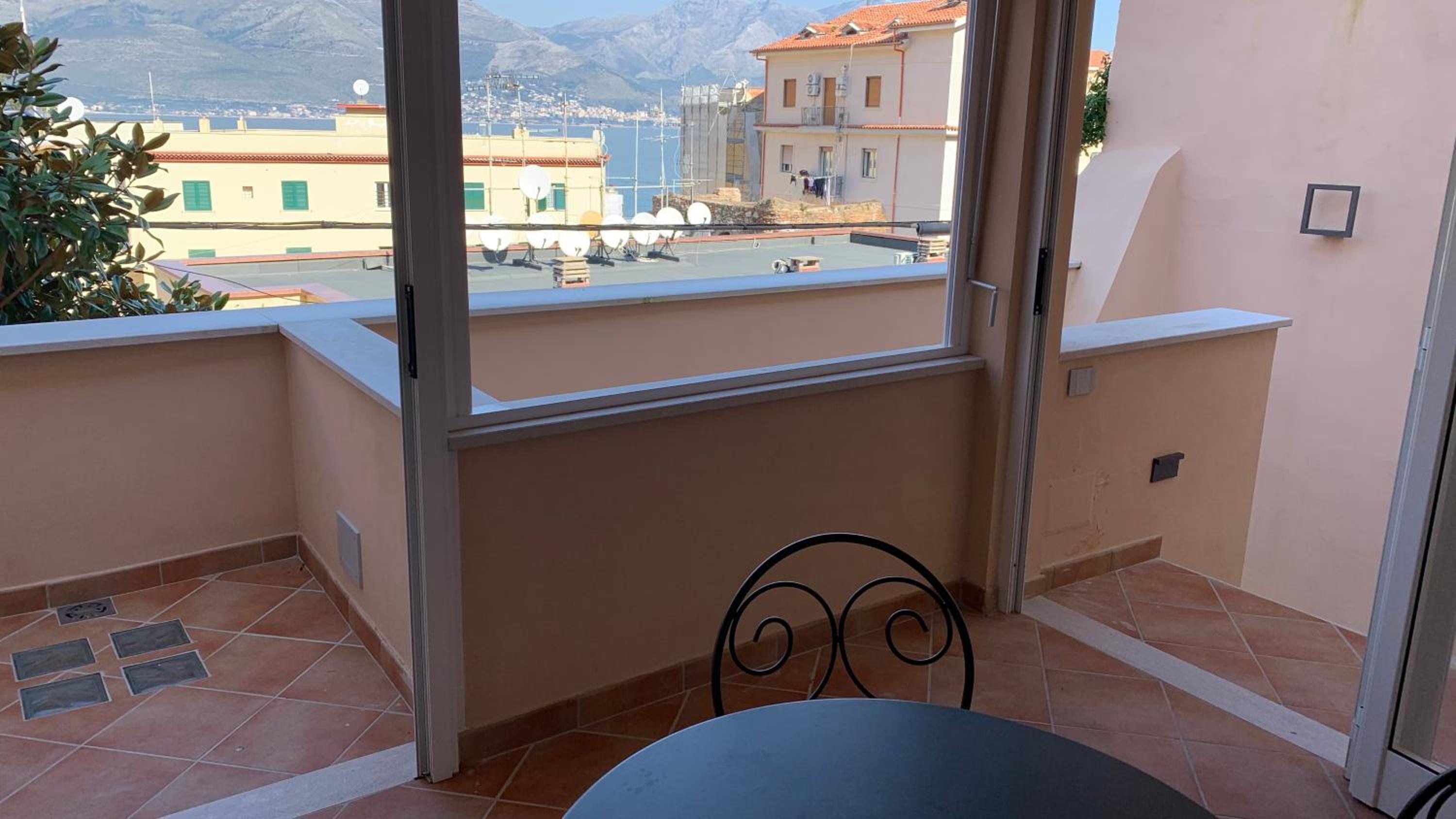Superior Triple Room with Sea View - Photo 7