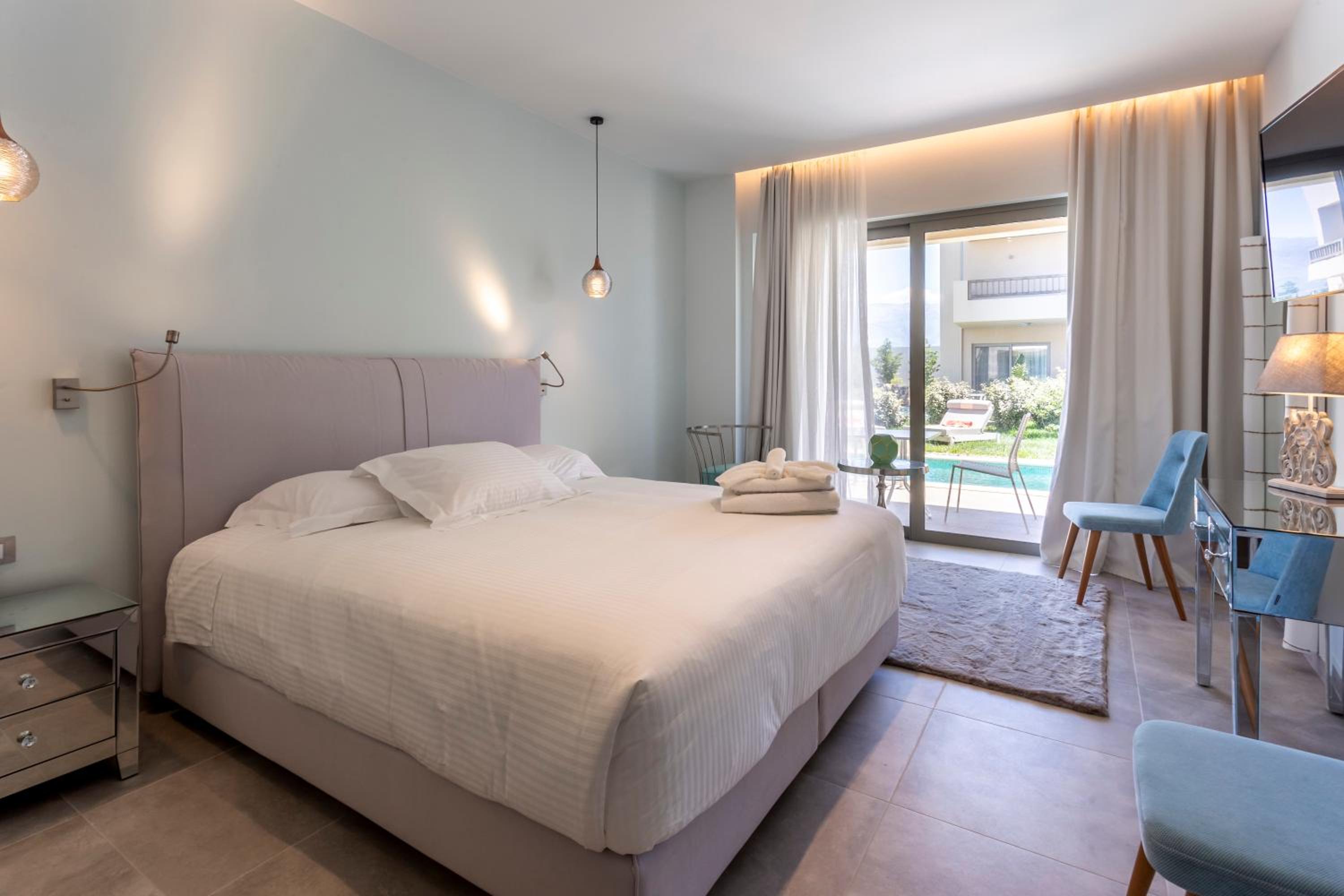 Junior Suite with Private Pool - Photo 8