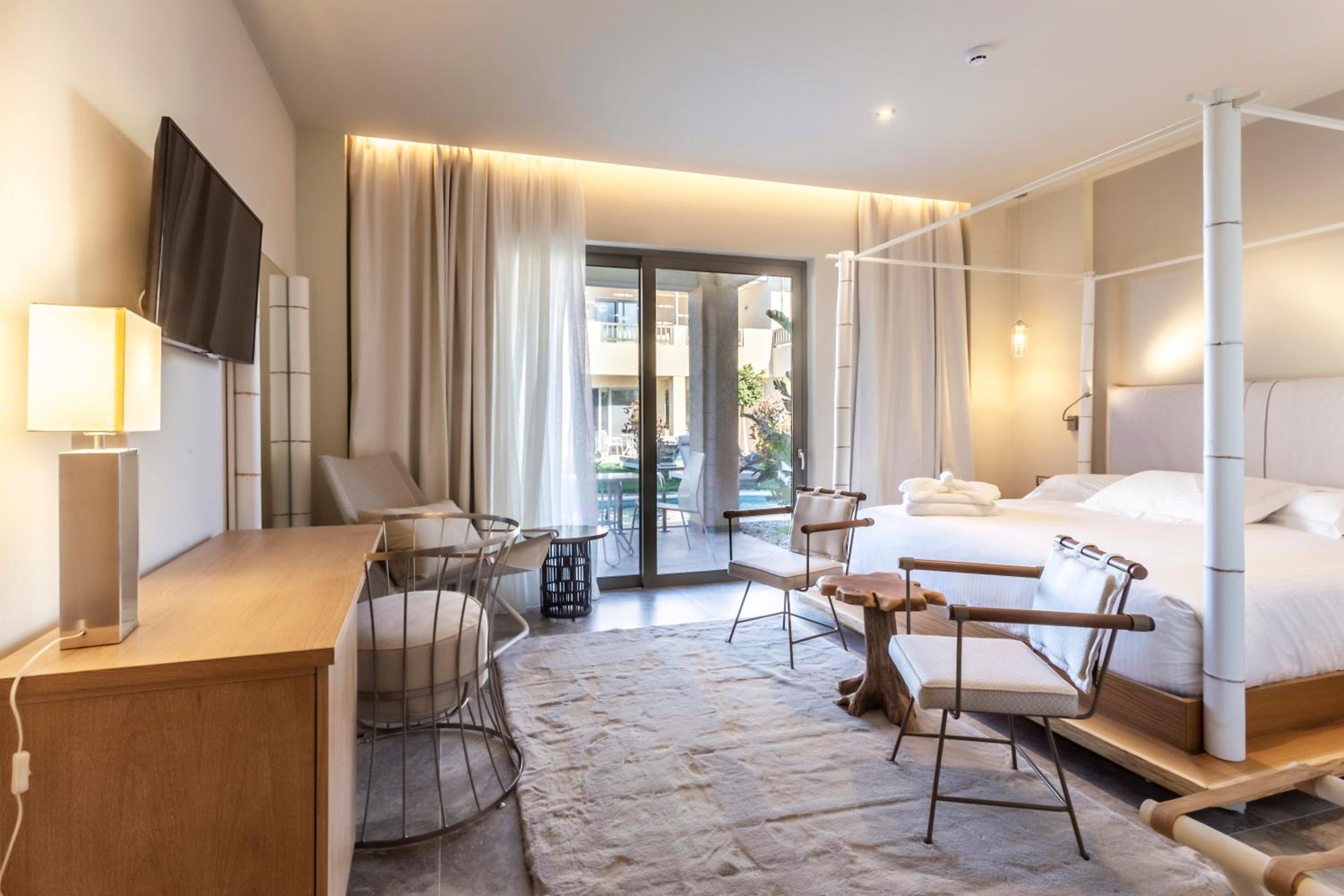 Junior Suite with Private Pool - Photo 9