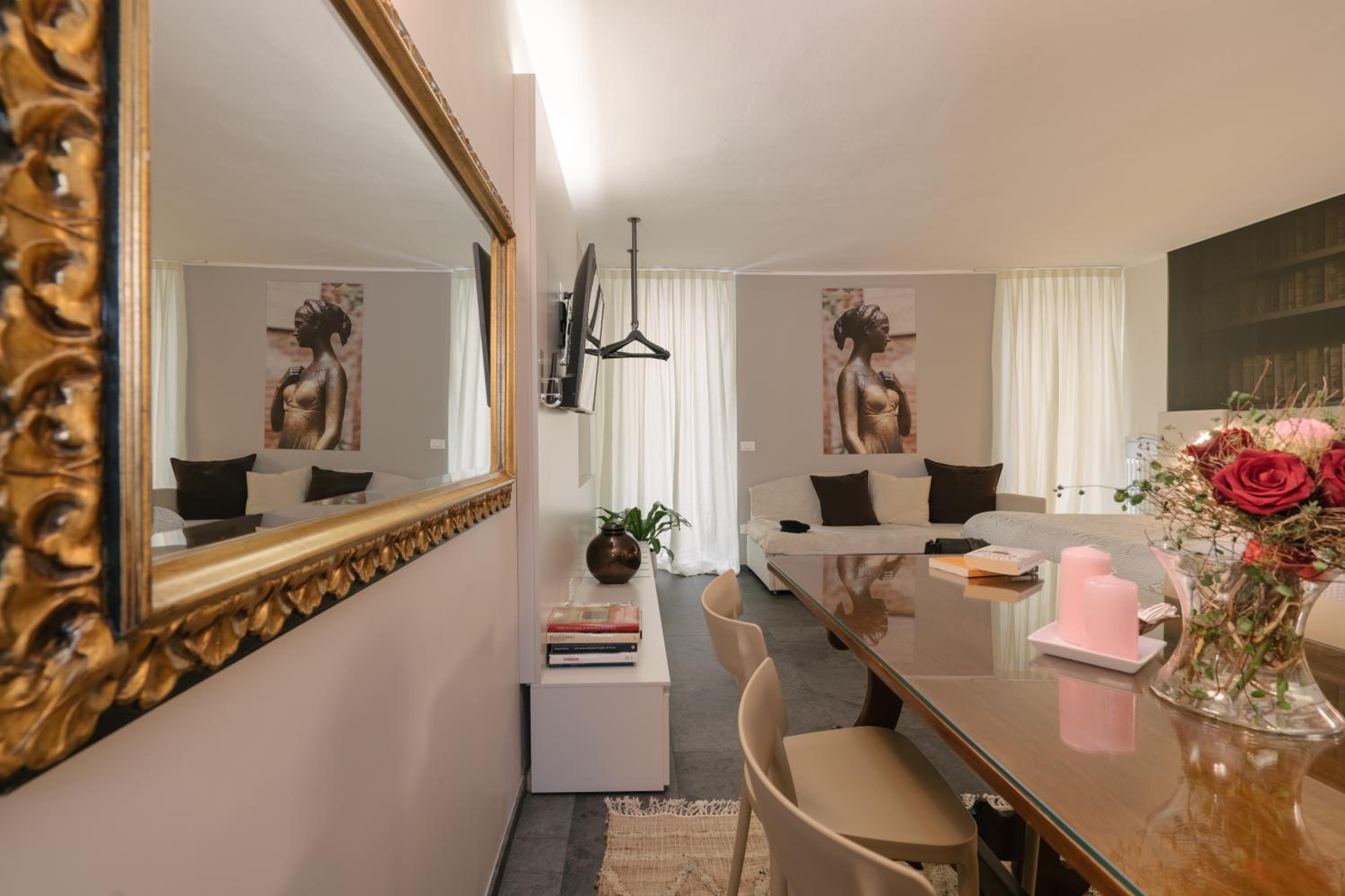 Suite - Separate Building - Photo 4
