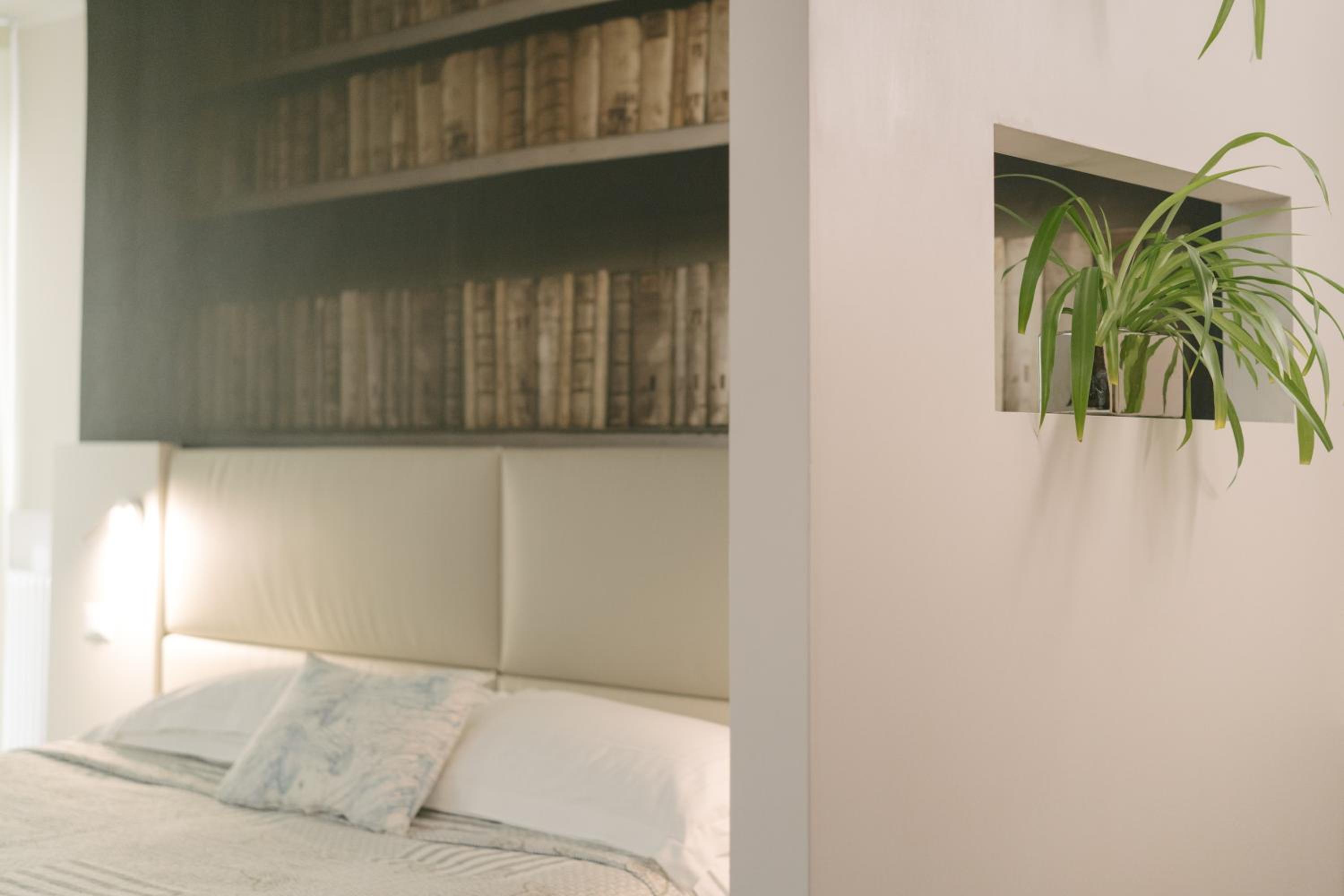 Suite - Separate Building - Photo 2