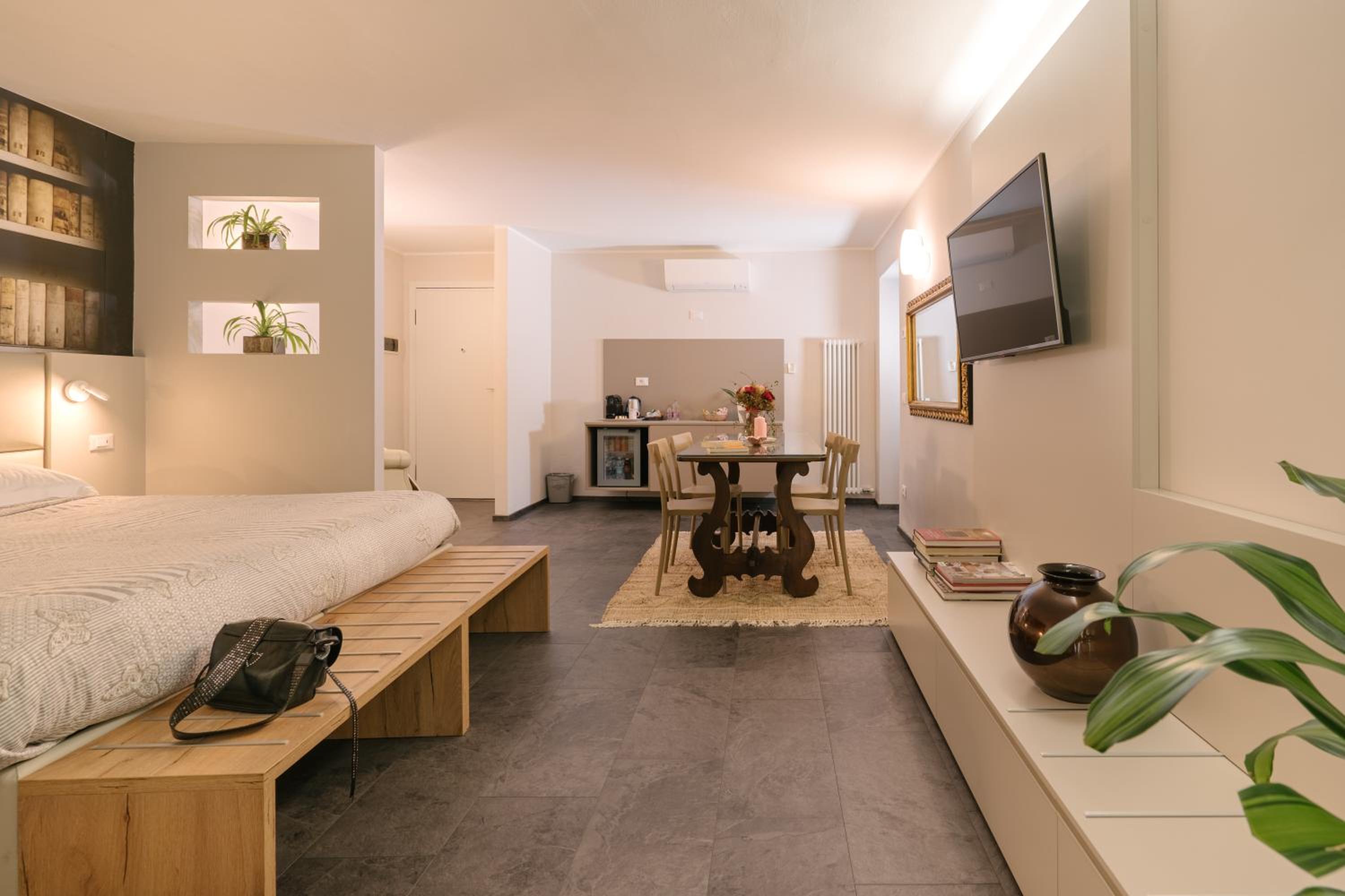 Suite - Separate Building - Photo 5