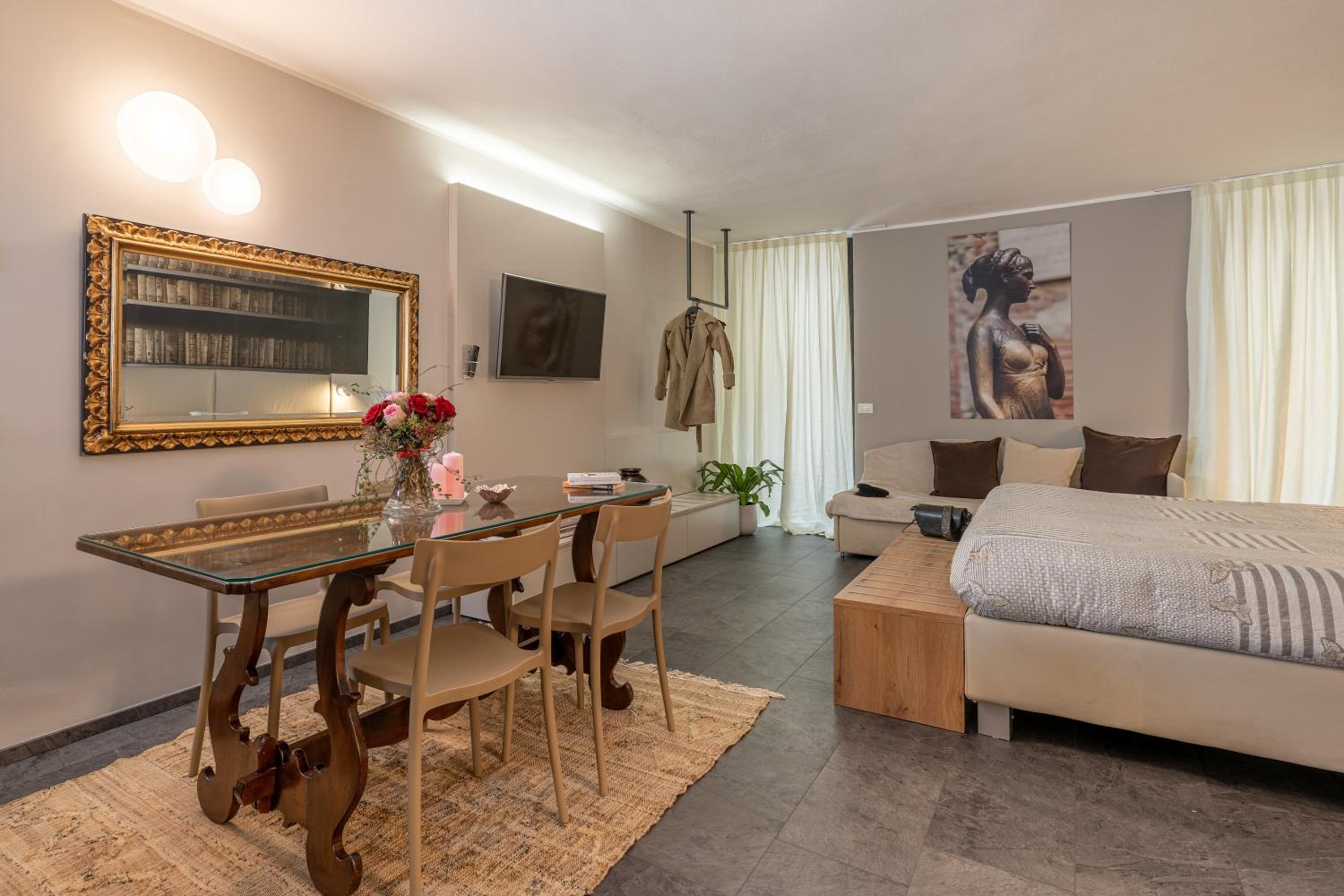 Suite - Separate Building - Photo 6