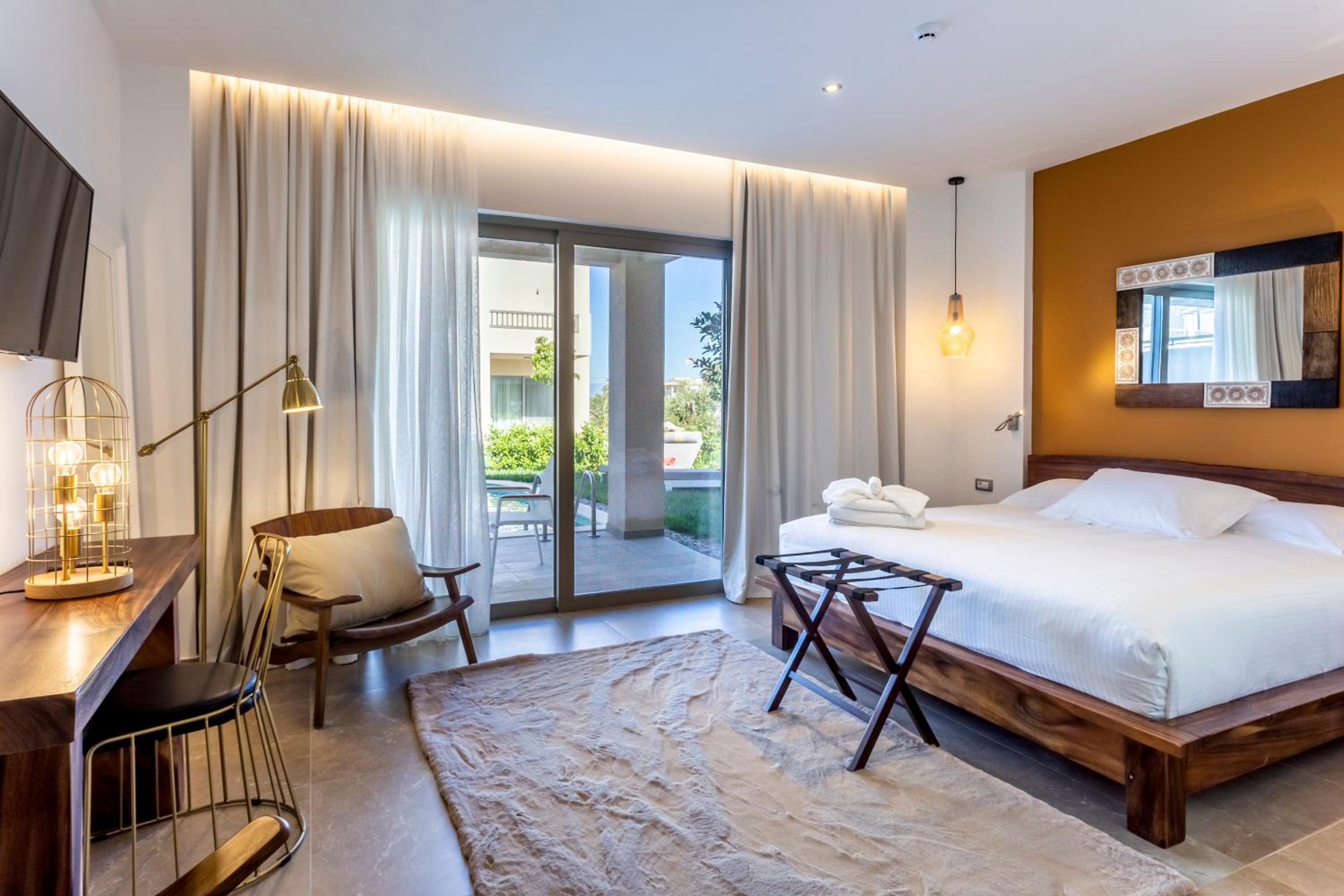 Junior Suite with Private Pool - Photo 11