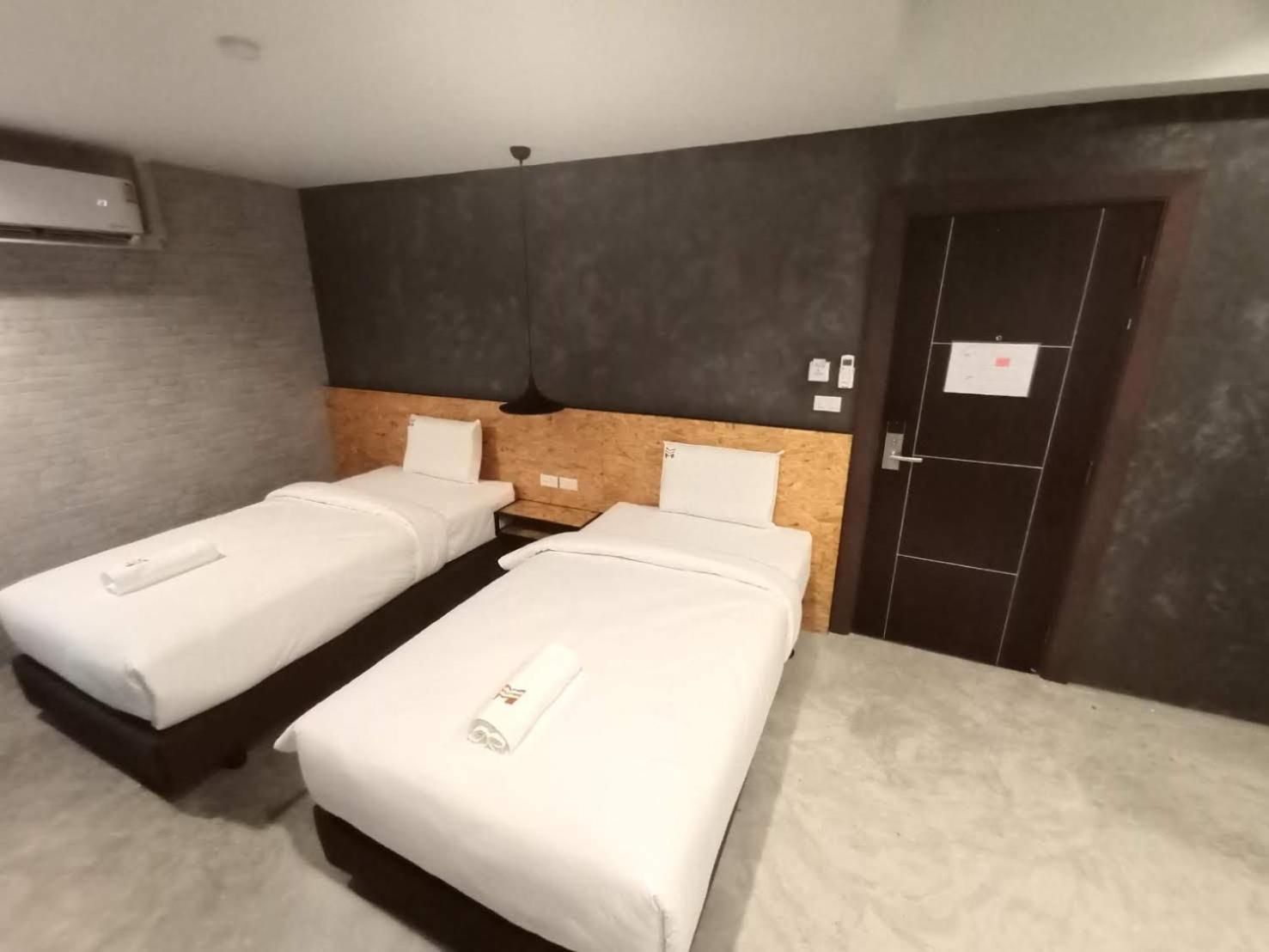Standard Twin Room - Photo 10