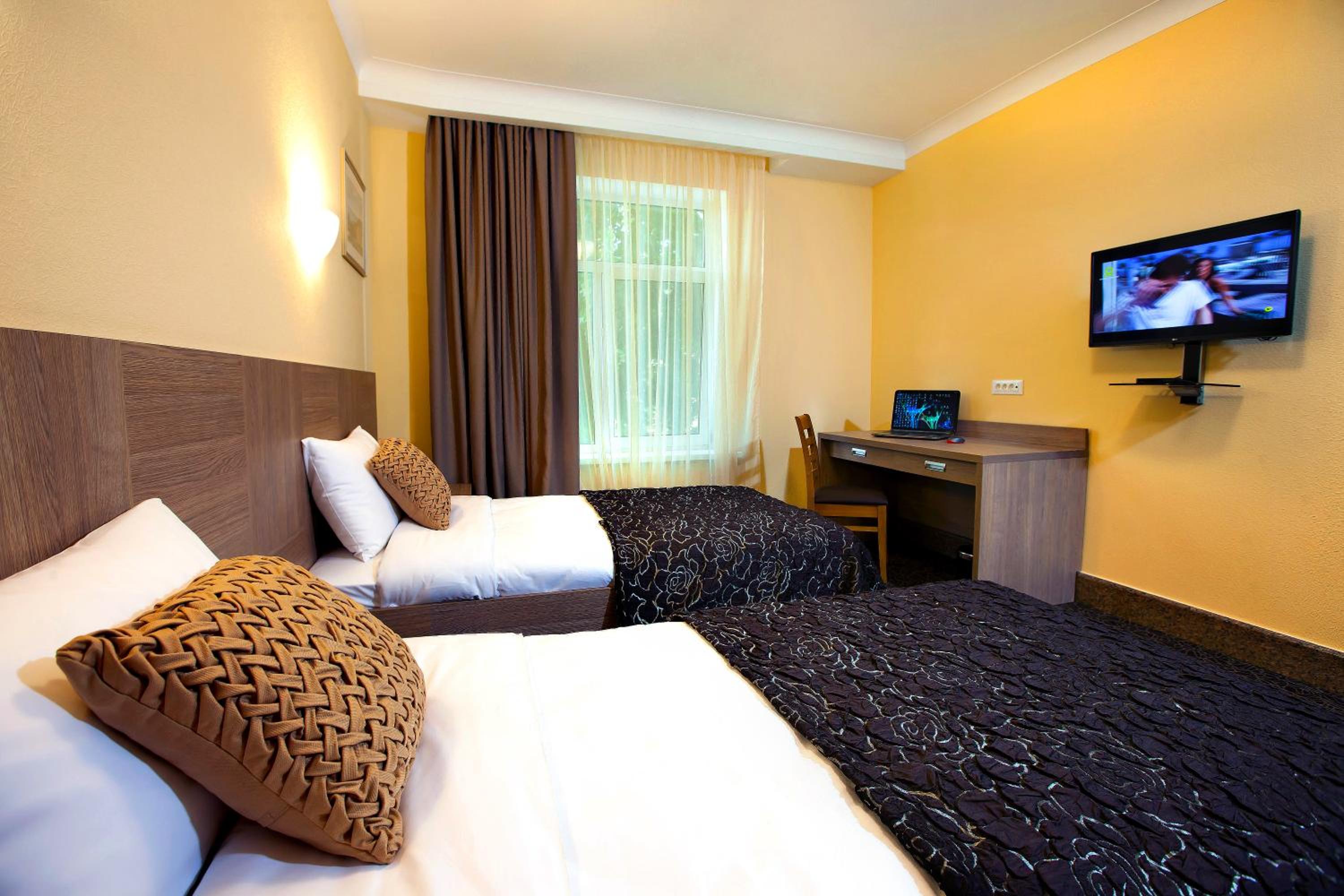 Twin Room - Disability Access photo 3