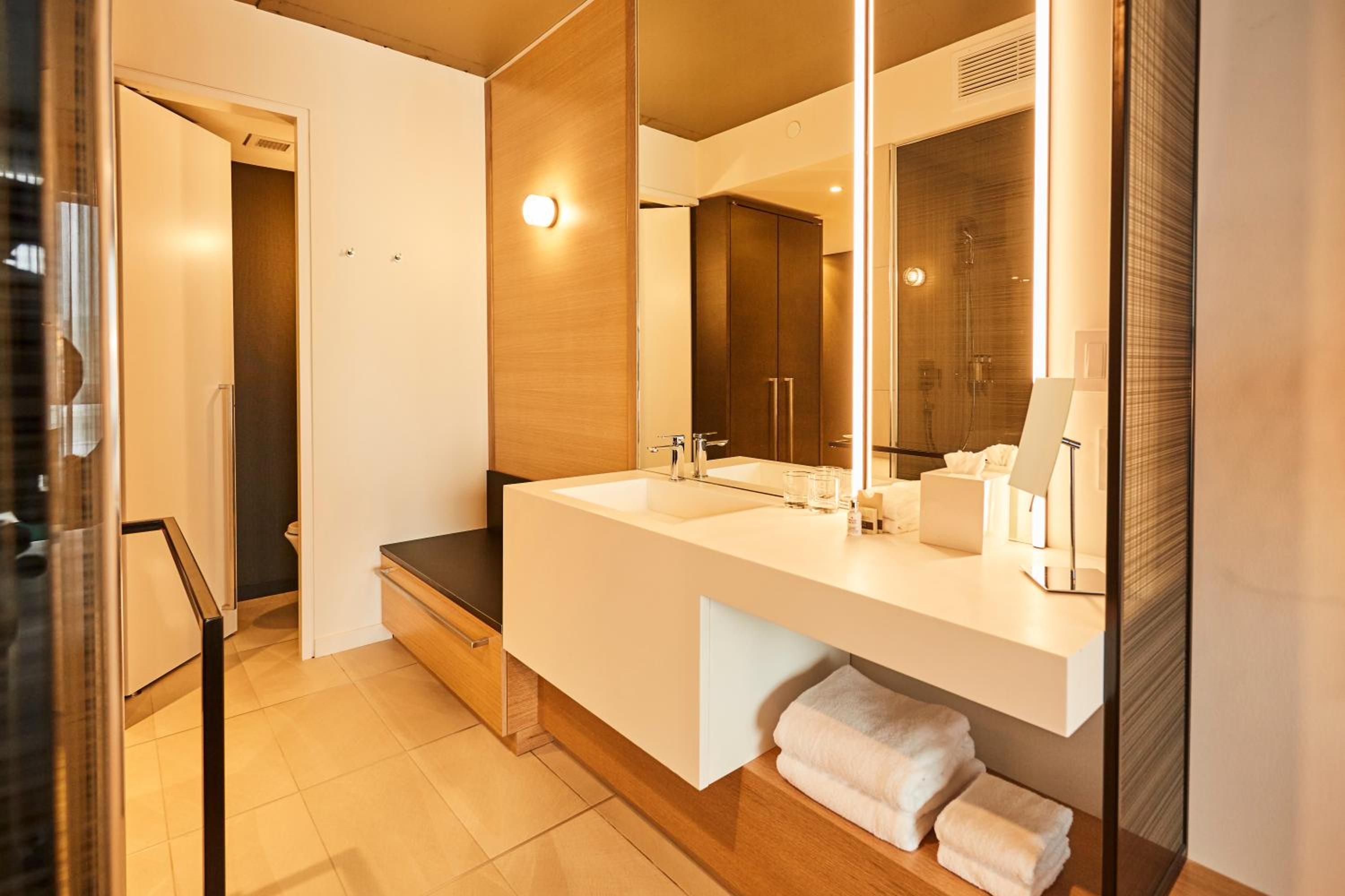 The Signature Room - 1 King Bed