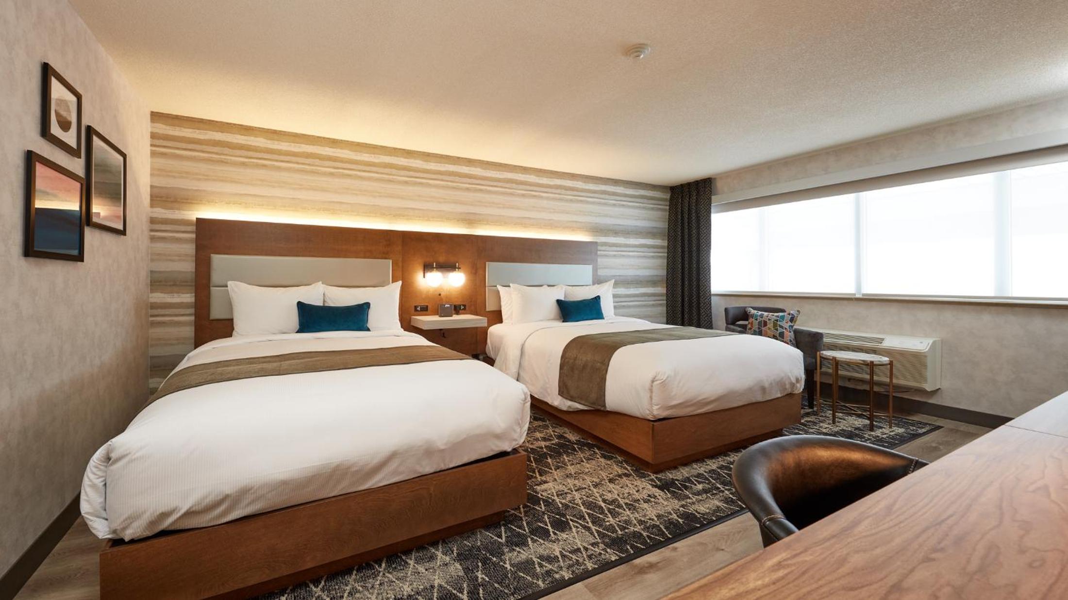 Business Room with Two Queen Beds - Fully Renovated 2021 thumbnail 6