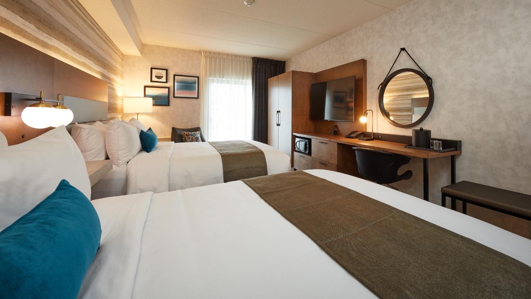 Business Room with Two Queen Beds - Fully Renovated 2021 thumbnail 5
