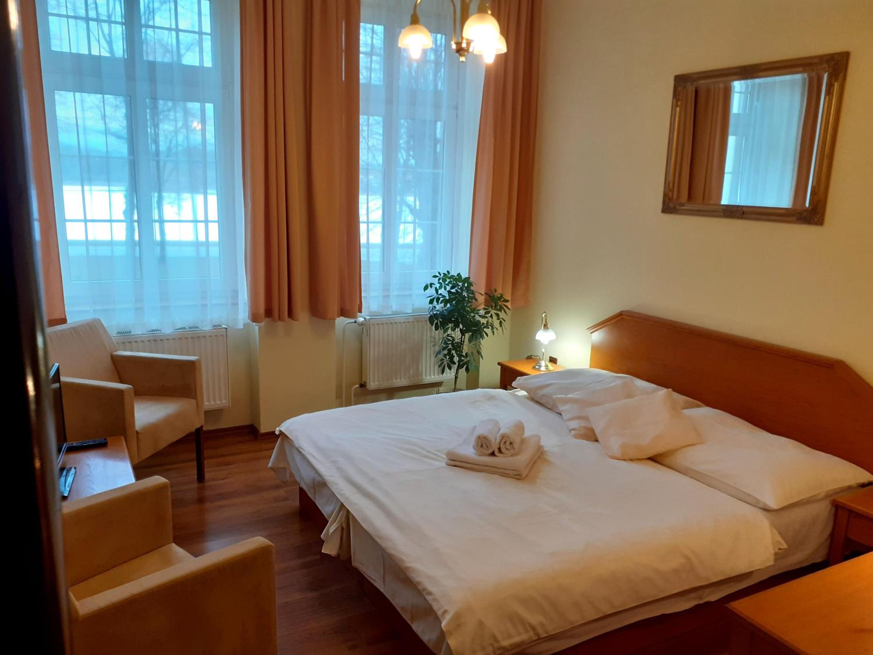Double Room with Bathroom - Photo 3