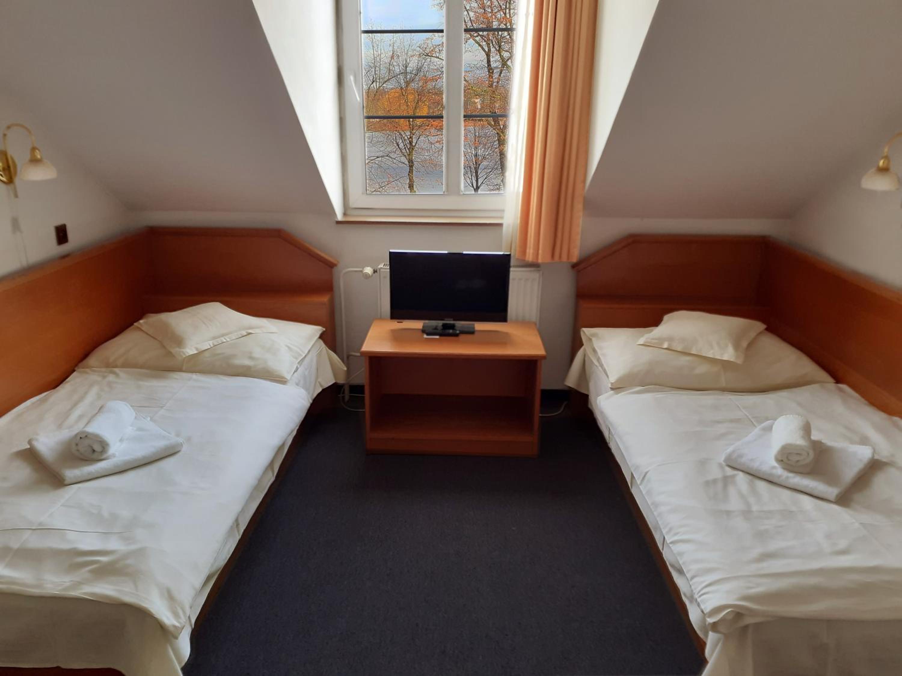 Twin Room with Bathroom - Photo 4