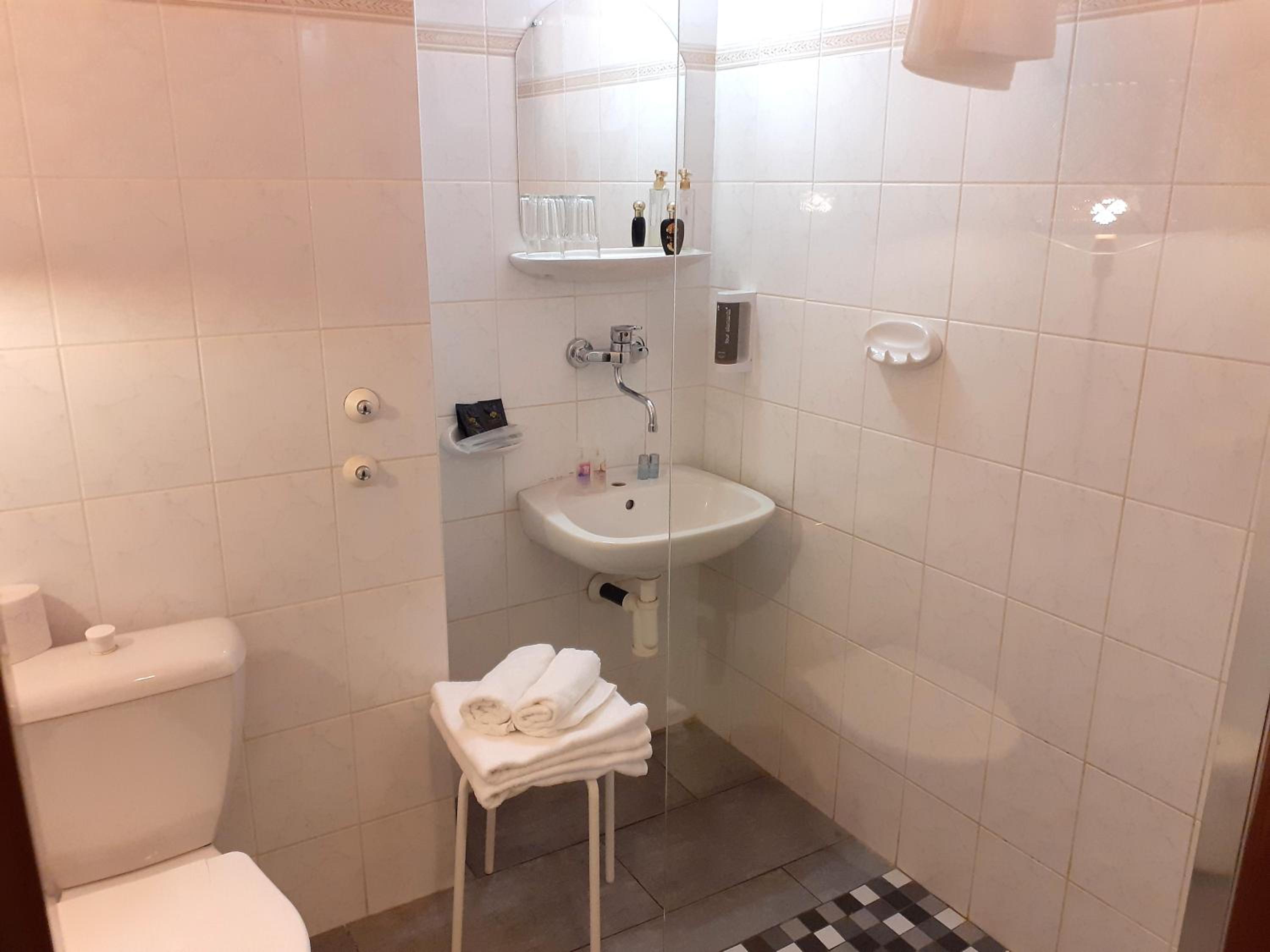 Twin Room with Bathroom - Photo 2