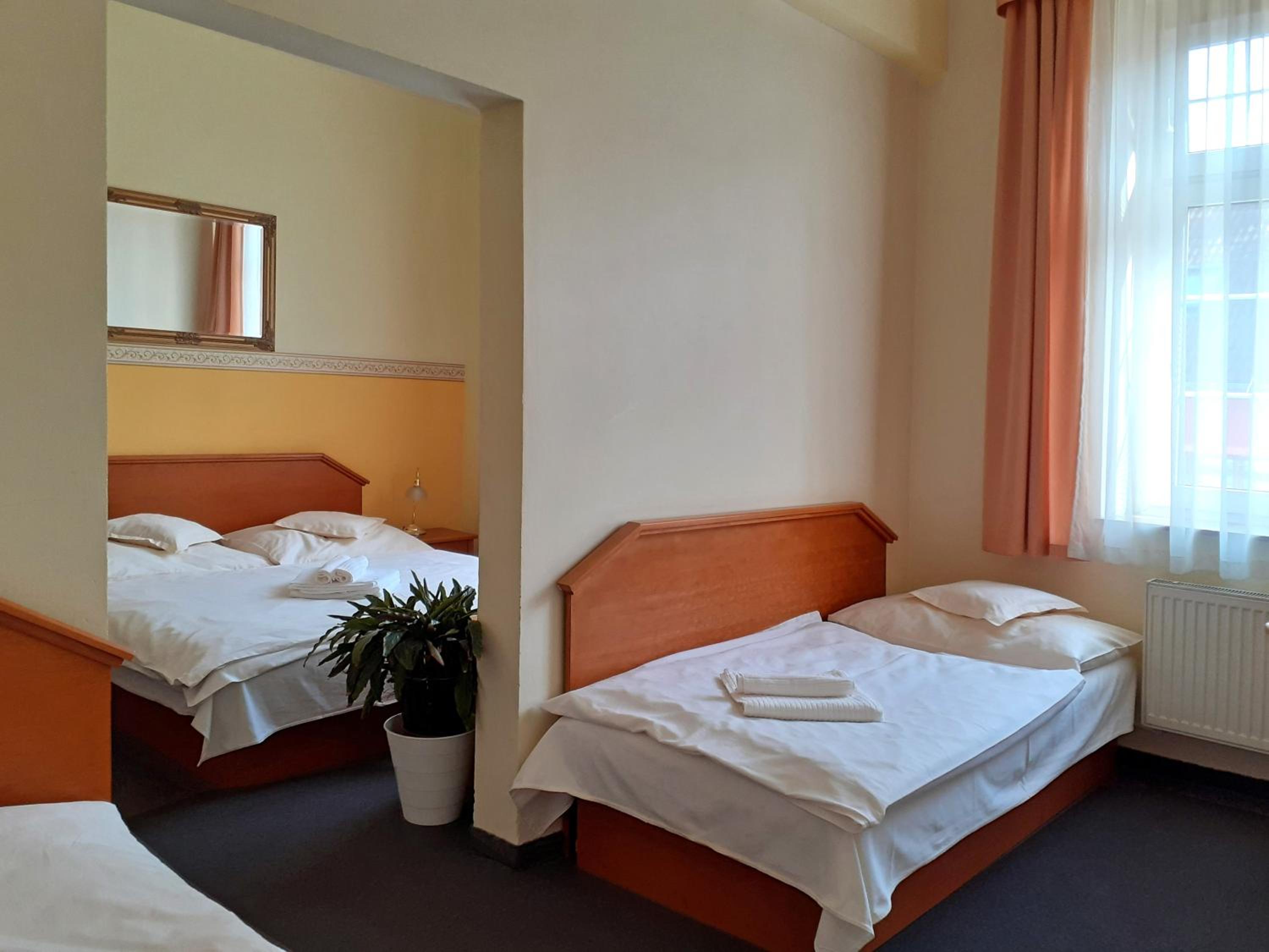 Quadruple Room with Bathroom - Photo 4