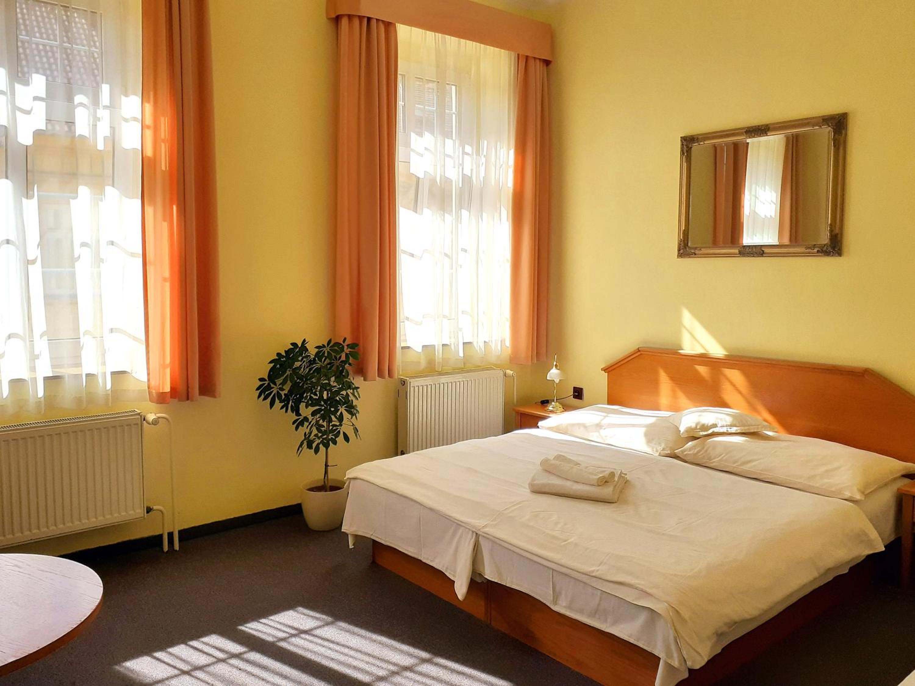 Double Room with Bathroom - Photo 5