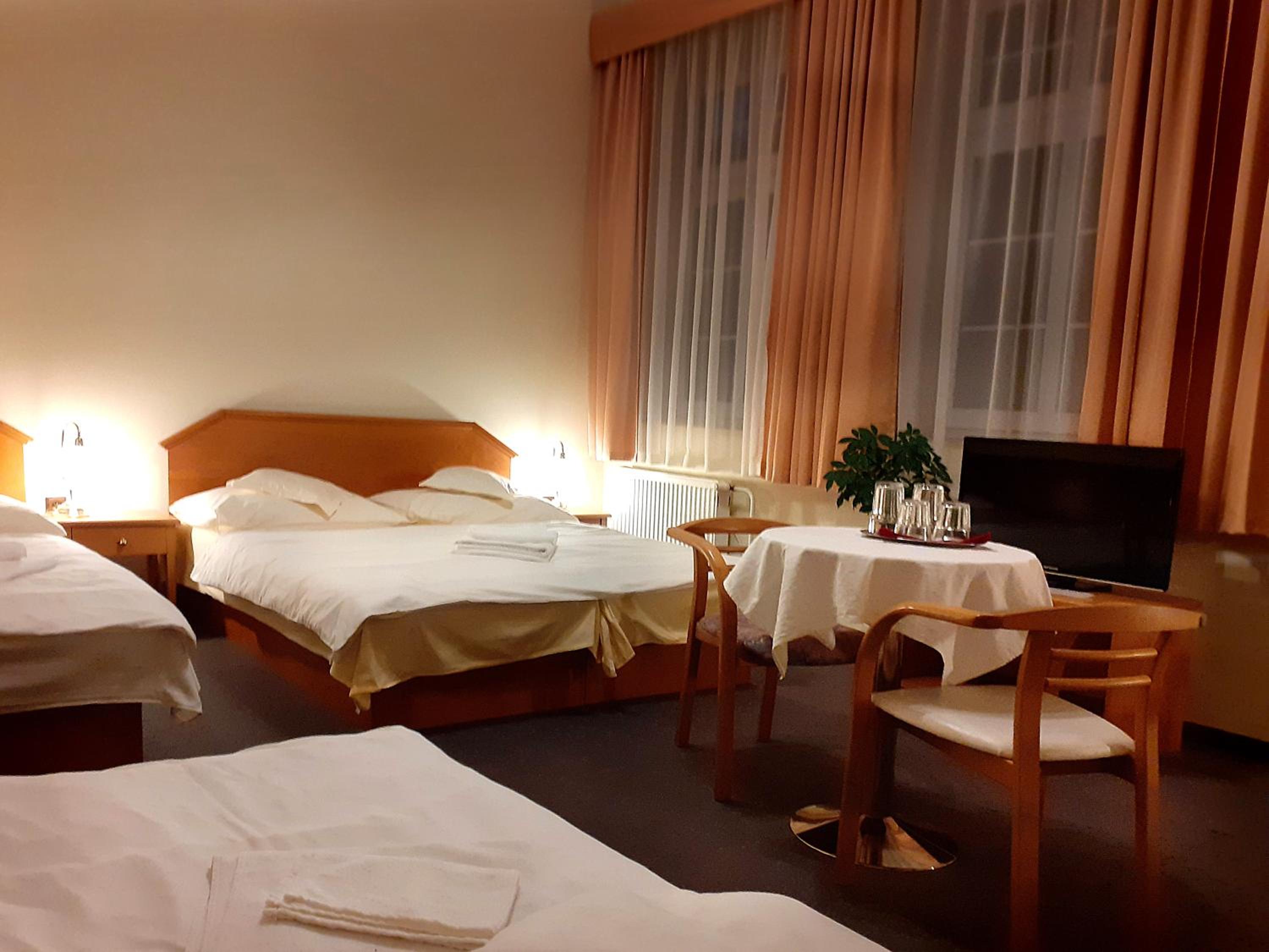 Quadruple Room with Bathroom - Photo 1