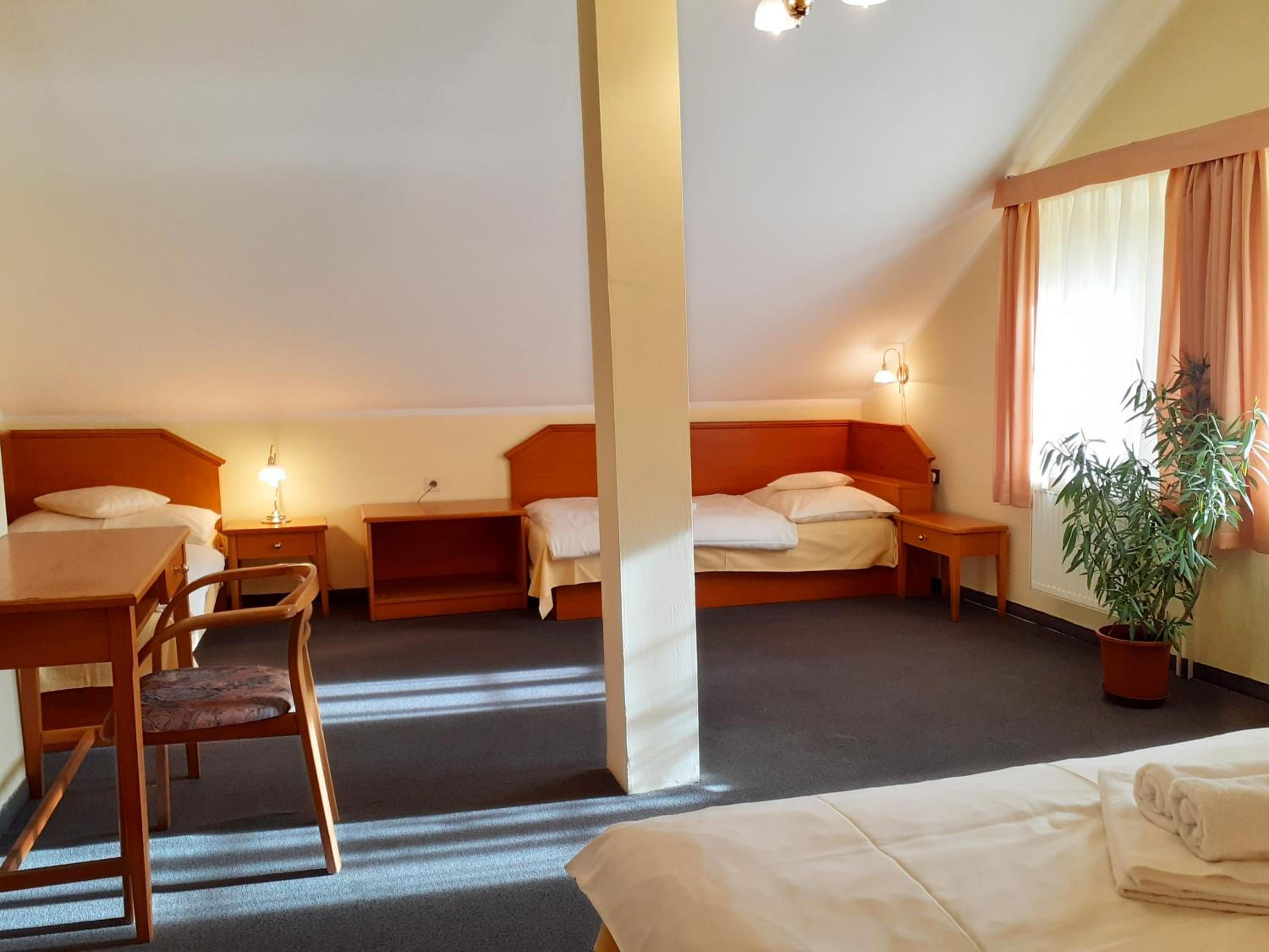Quadruple Room with Bathroom - Photo 3
