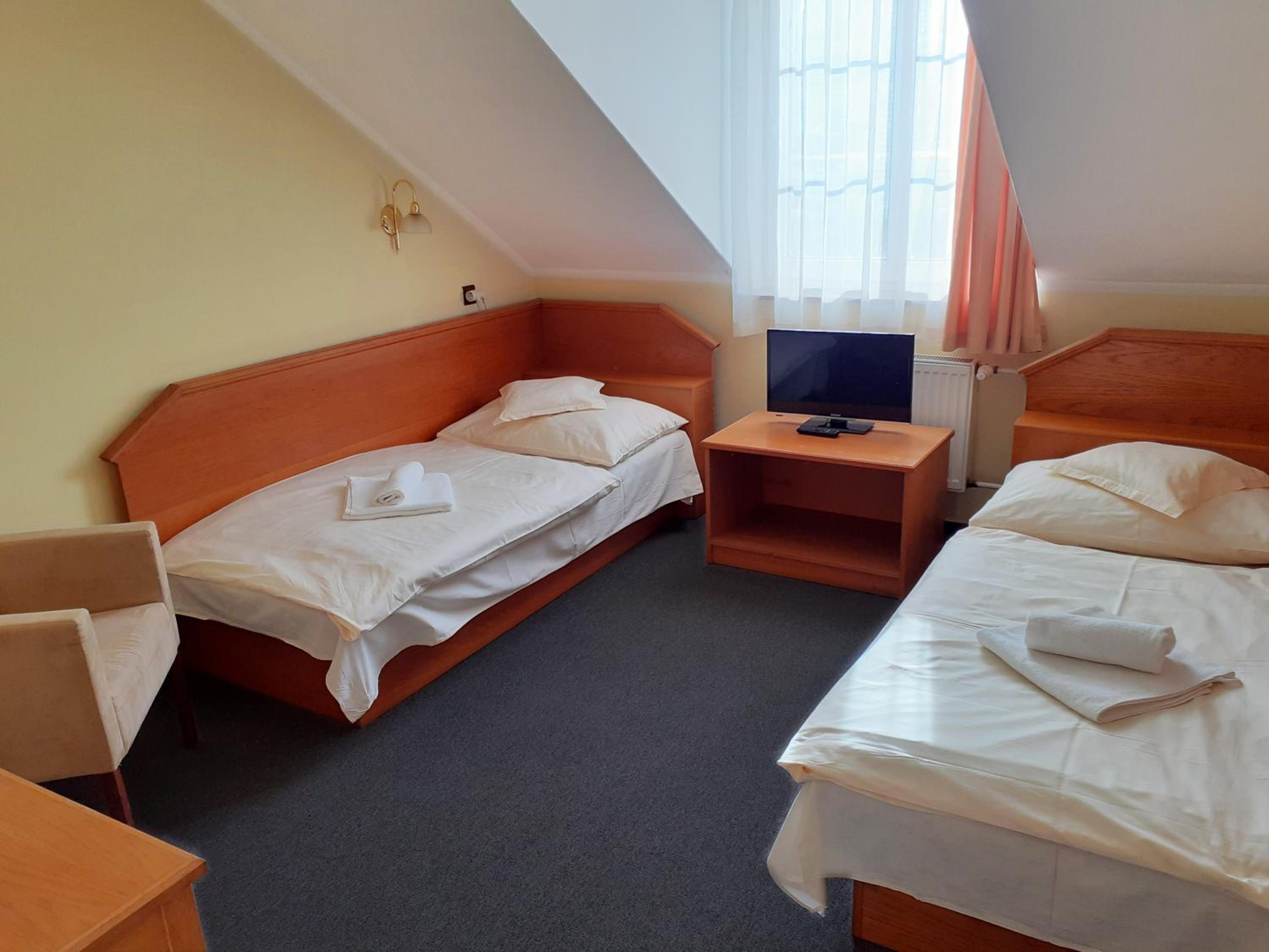 Twin Room with Bathroom - Photo 3