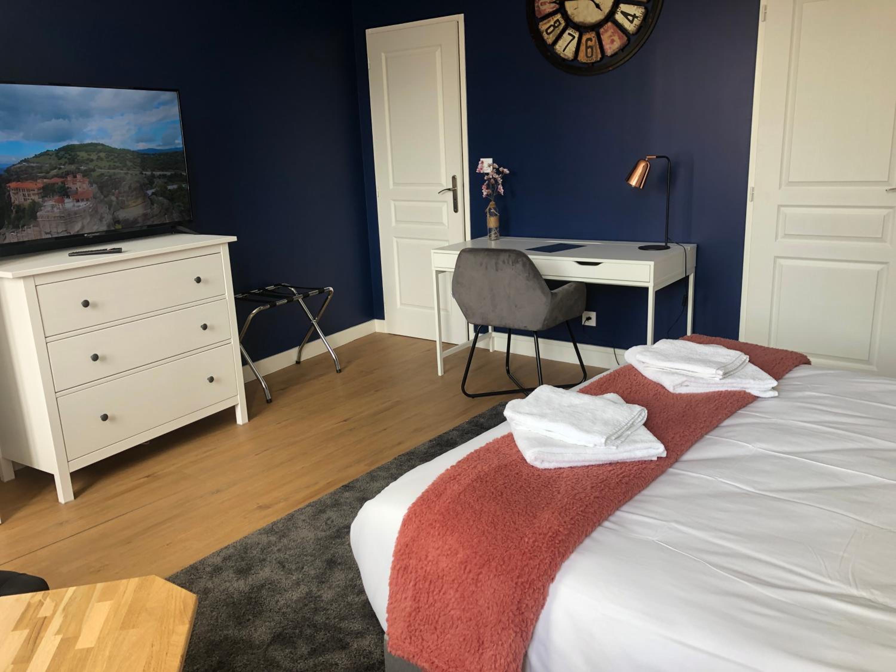 Deluxe Queen Room - Photo 1