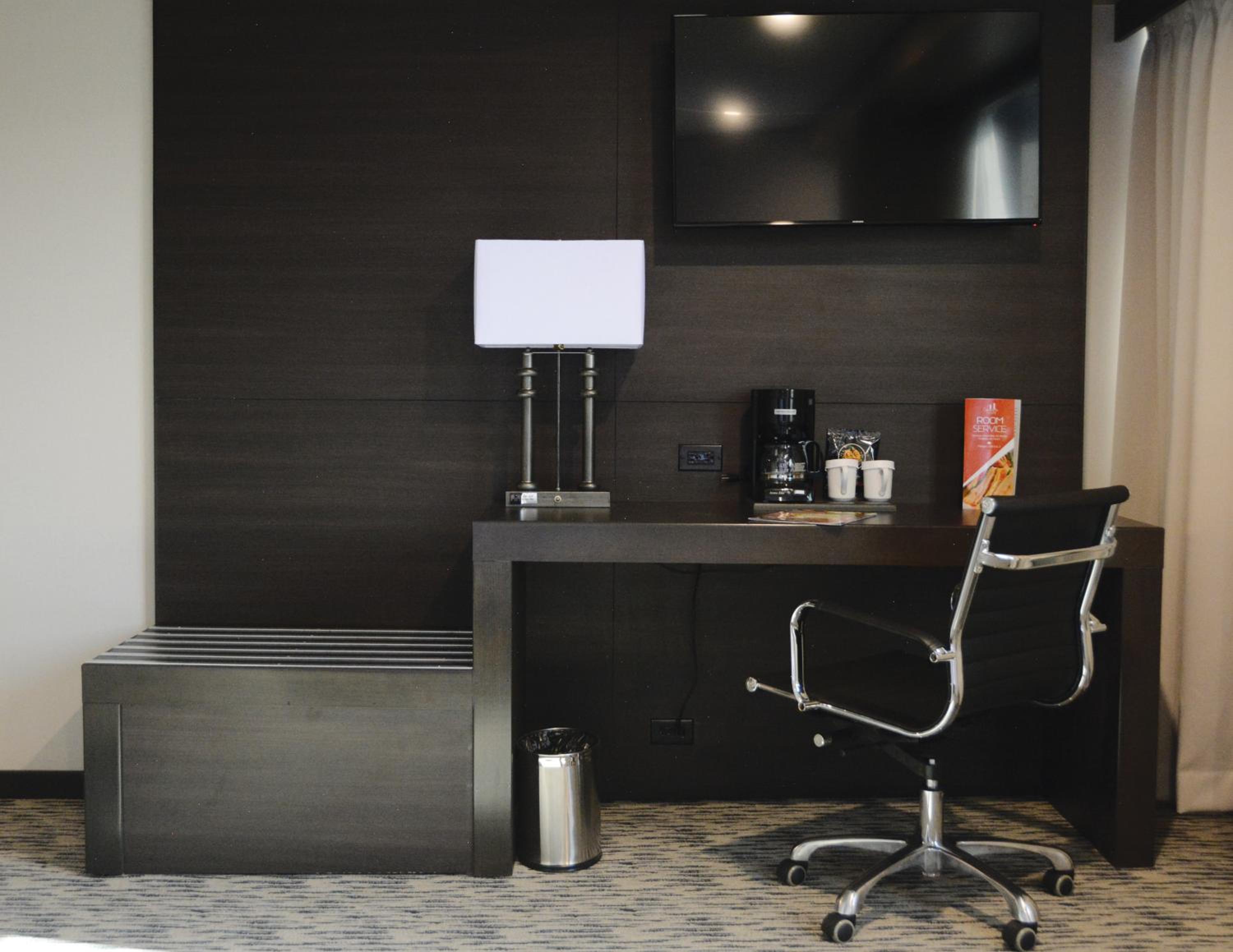 Executive King Room thumbnail 5