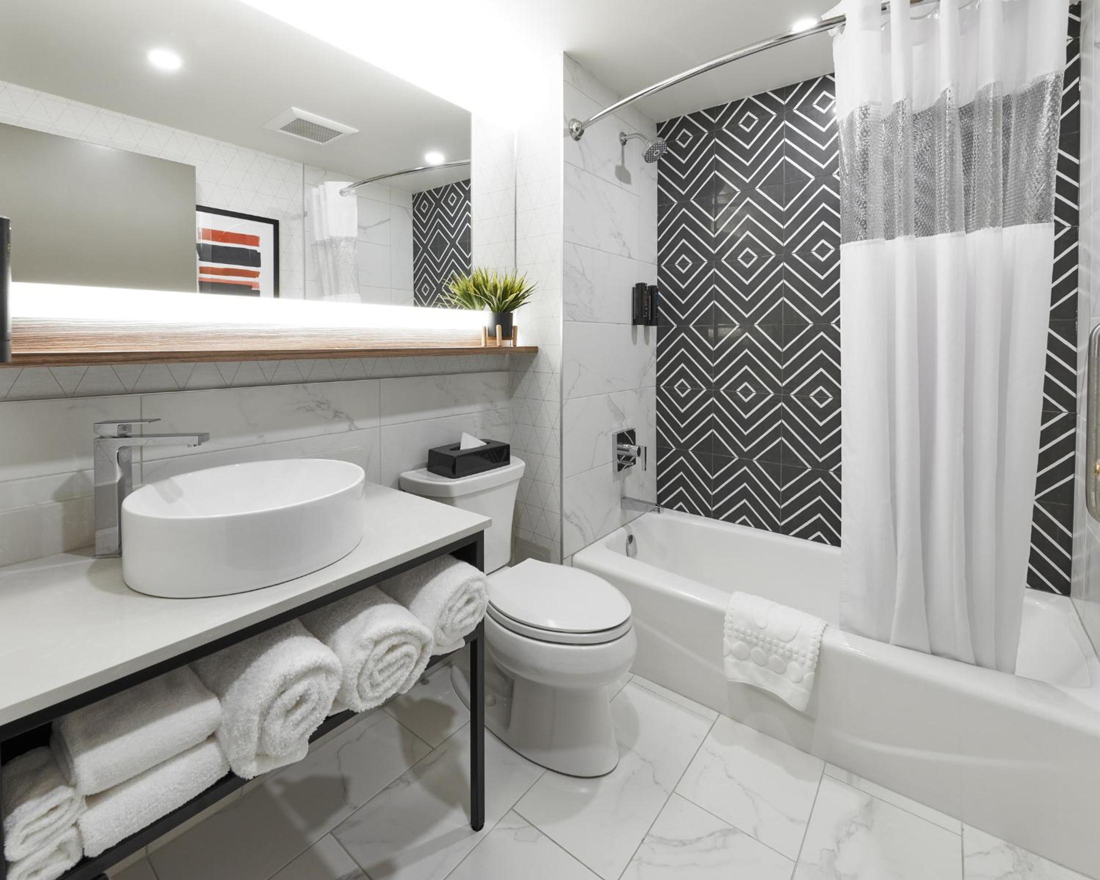 Business Room with Two Queen Beds - Fully Renovated 2021